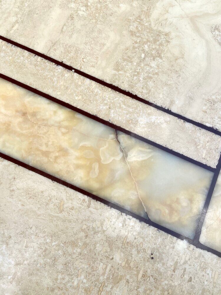 Low table in travertine and onyx 80'
