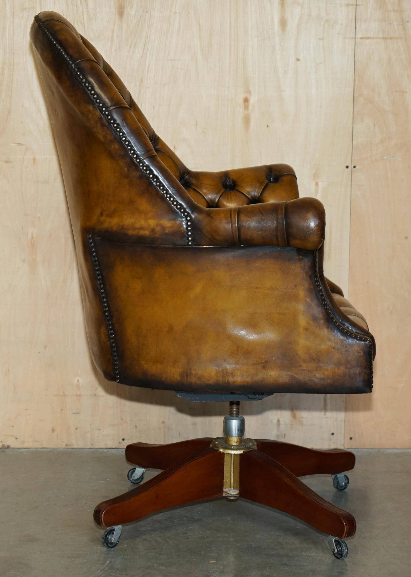 Fauteuil Chesterfield directeur ou capitaine Art Déco en cuir restauré