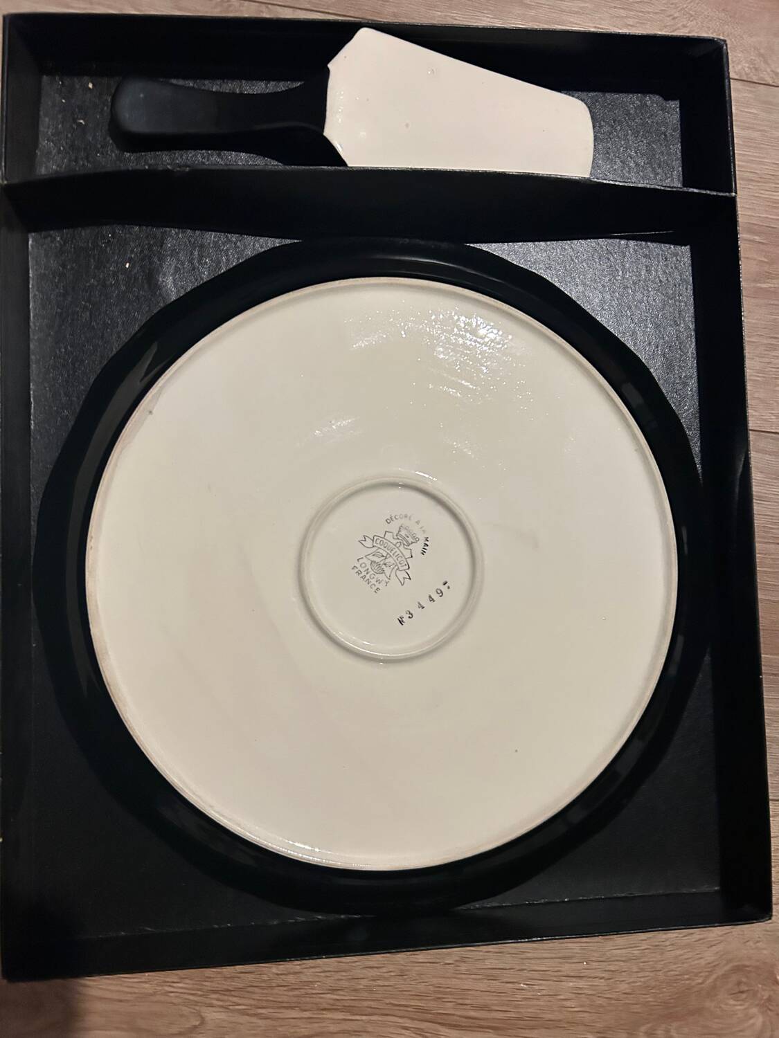 Dish with pie server