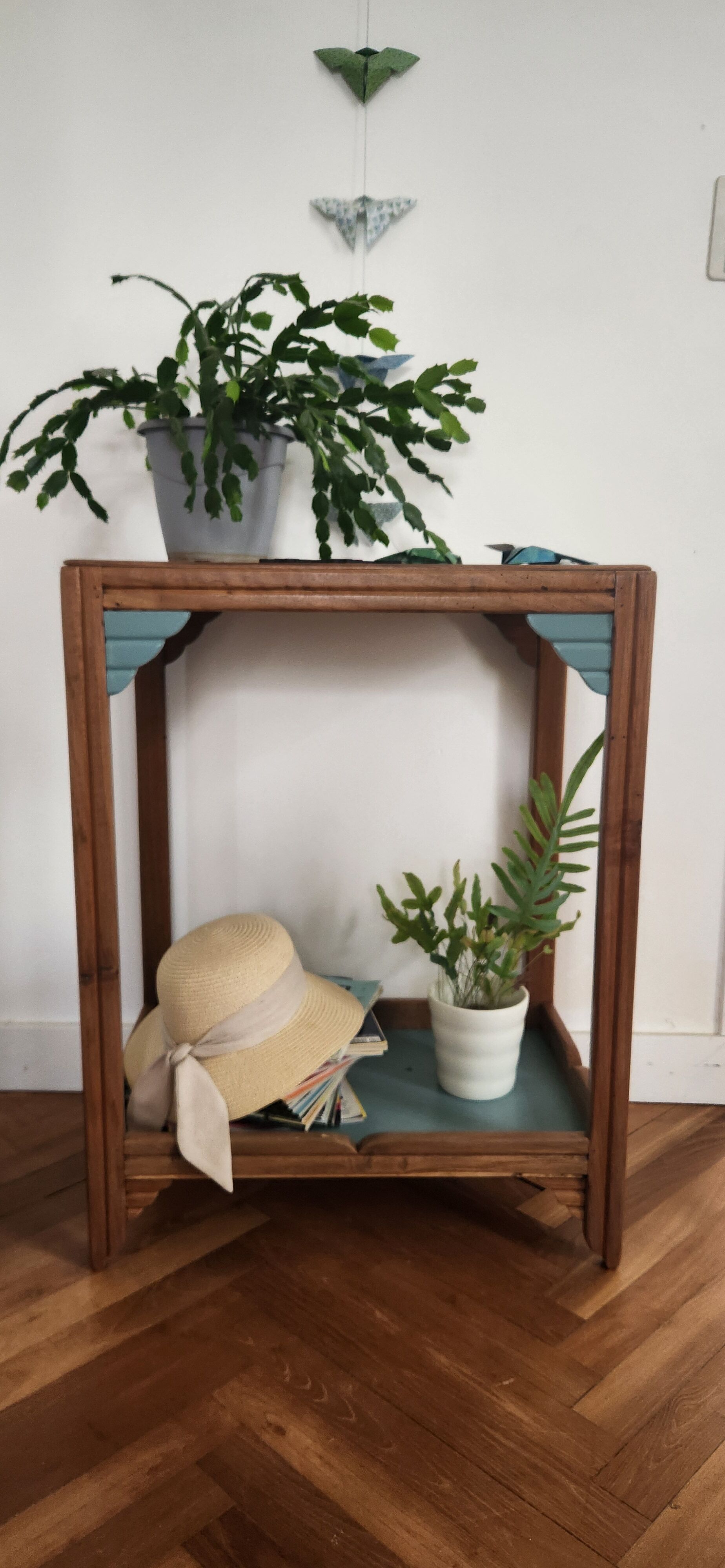 Art Deco side table with 2 sculpted tops
