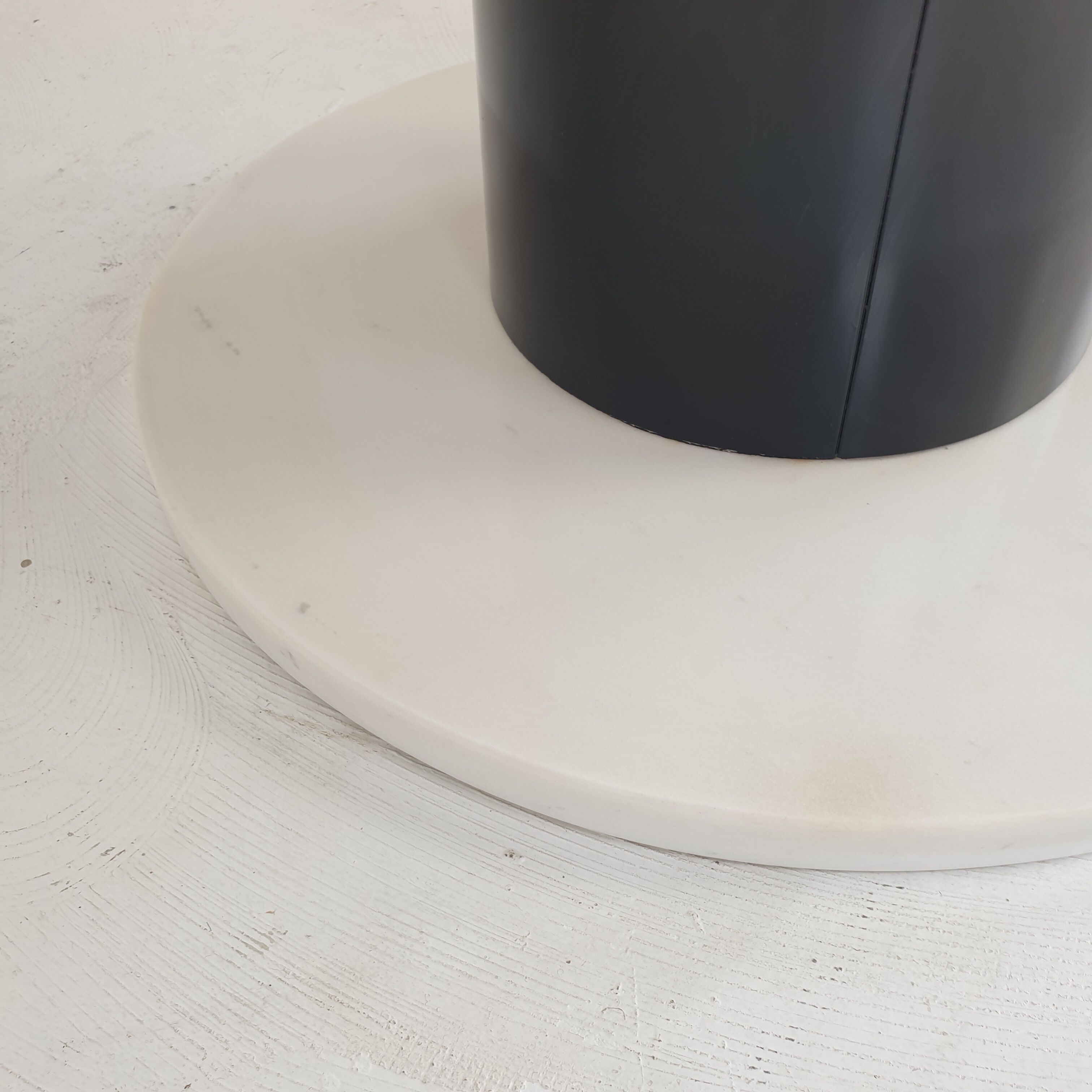 Round marble dining table, 1980's