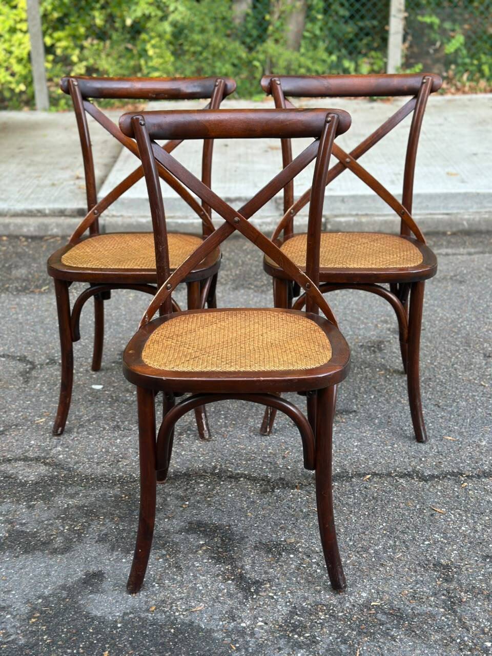 4 bistro chairs with curved wooden backs and cross braces / Crossback