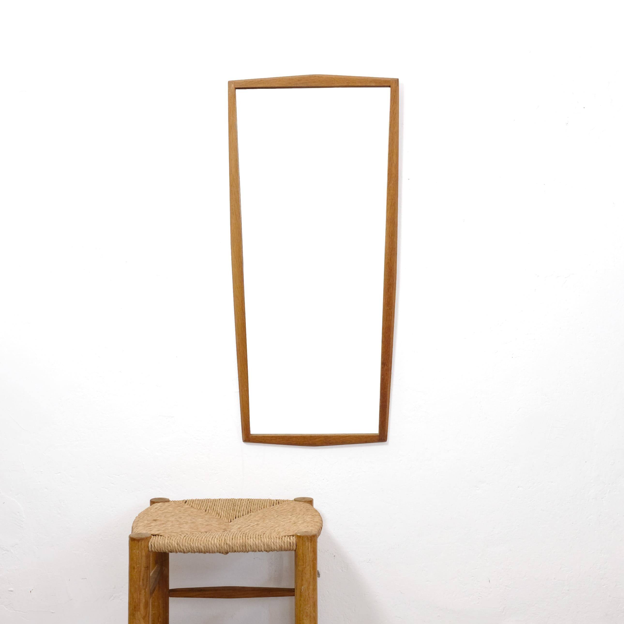 Miroir en chêne des années 60, 84 x 38.5 cm.
