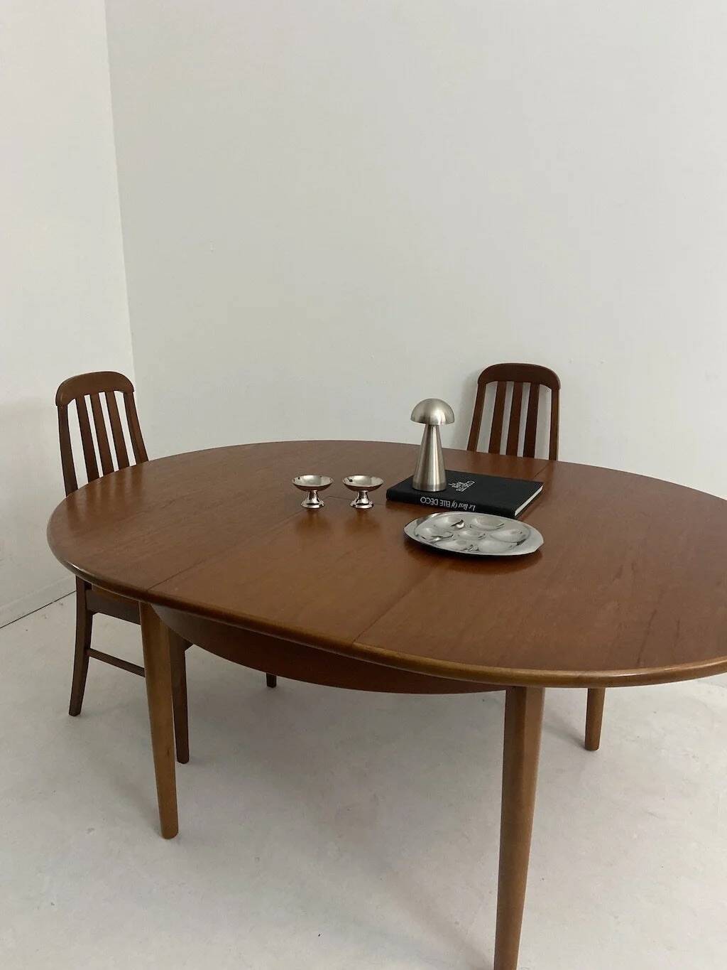 Vintage extendable table by Jentique