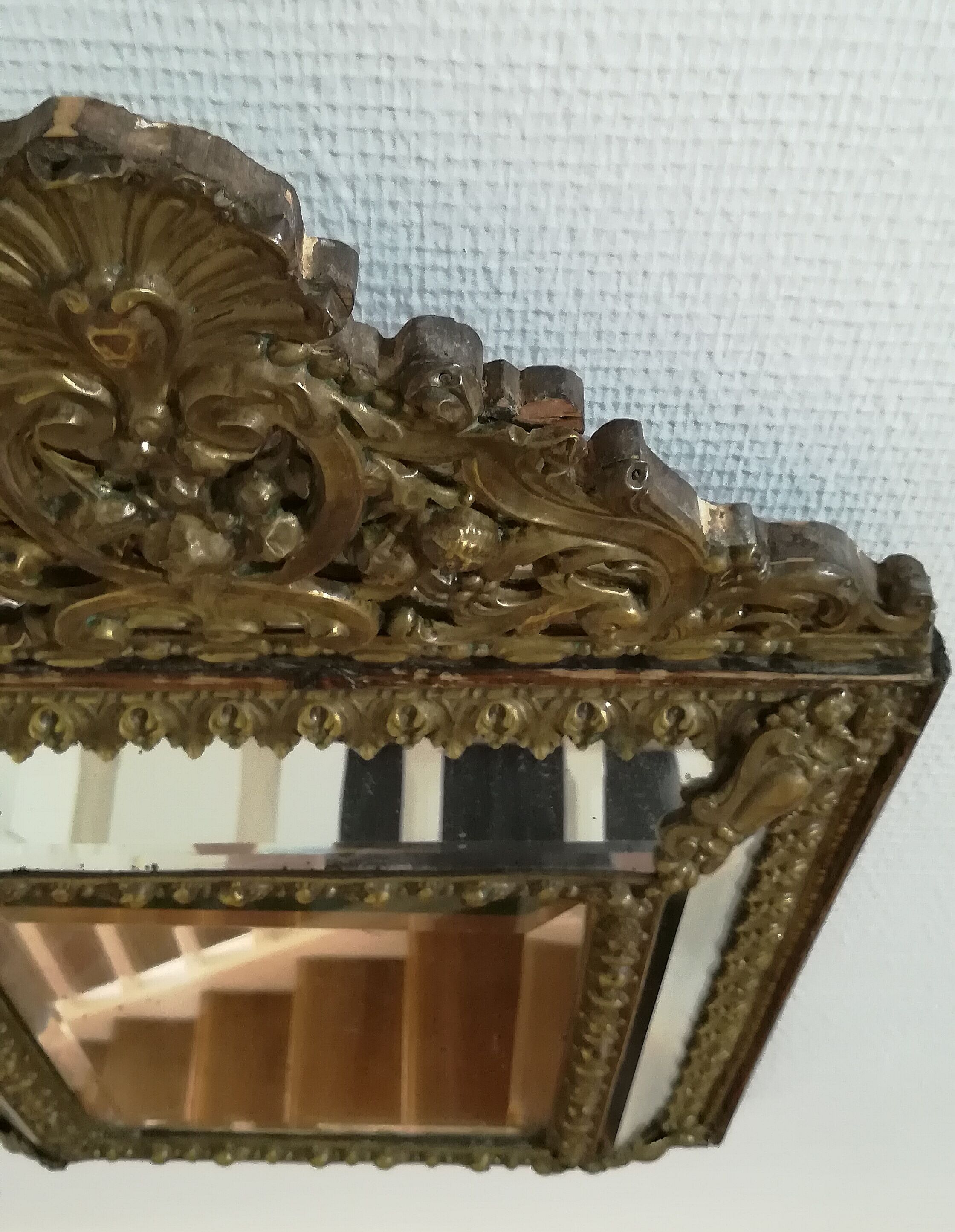 Miroir à parecloses en laiton repoussé et bois Napoléon III 43x70cm