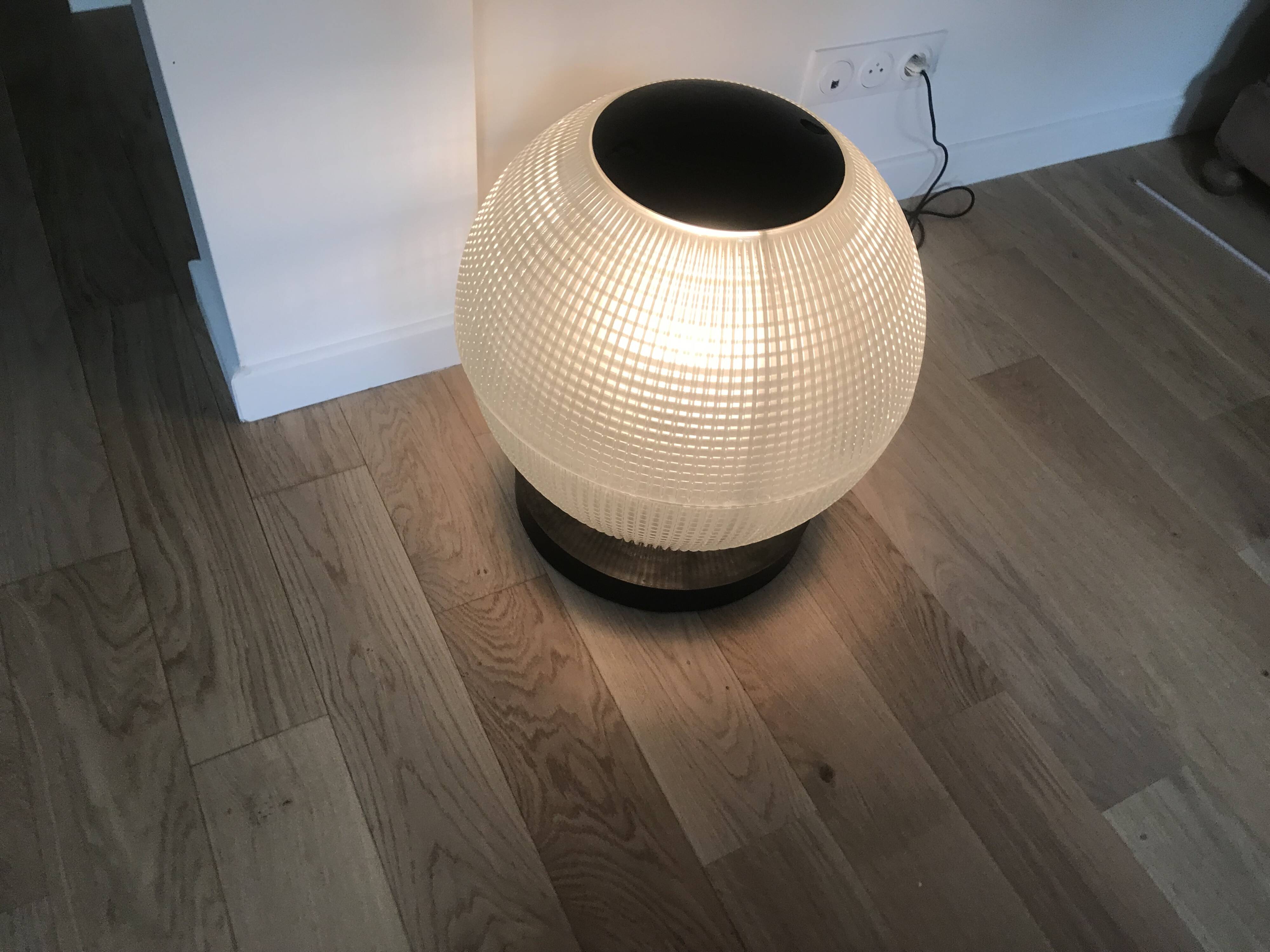 Lampe importante industrielle sur platine et roulettes