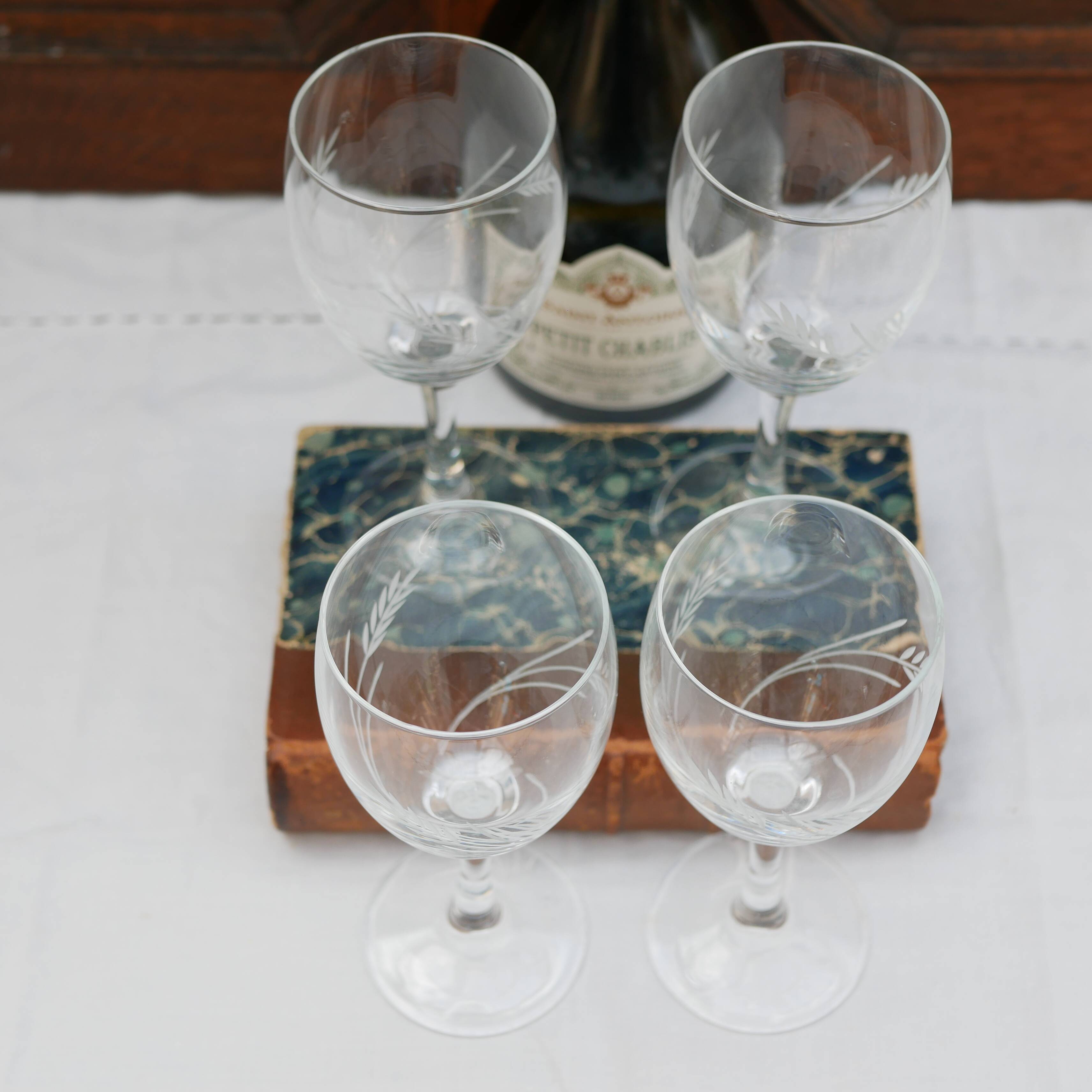 Set of 4 engraved wine glasses - ARC France stemmed glasses