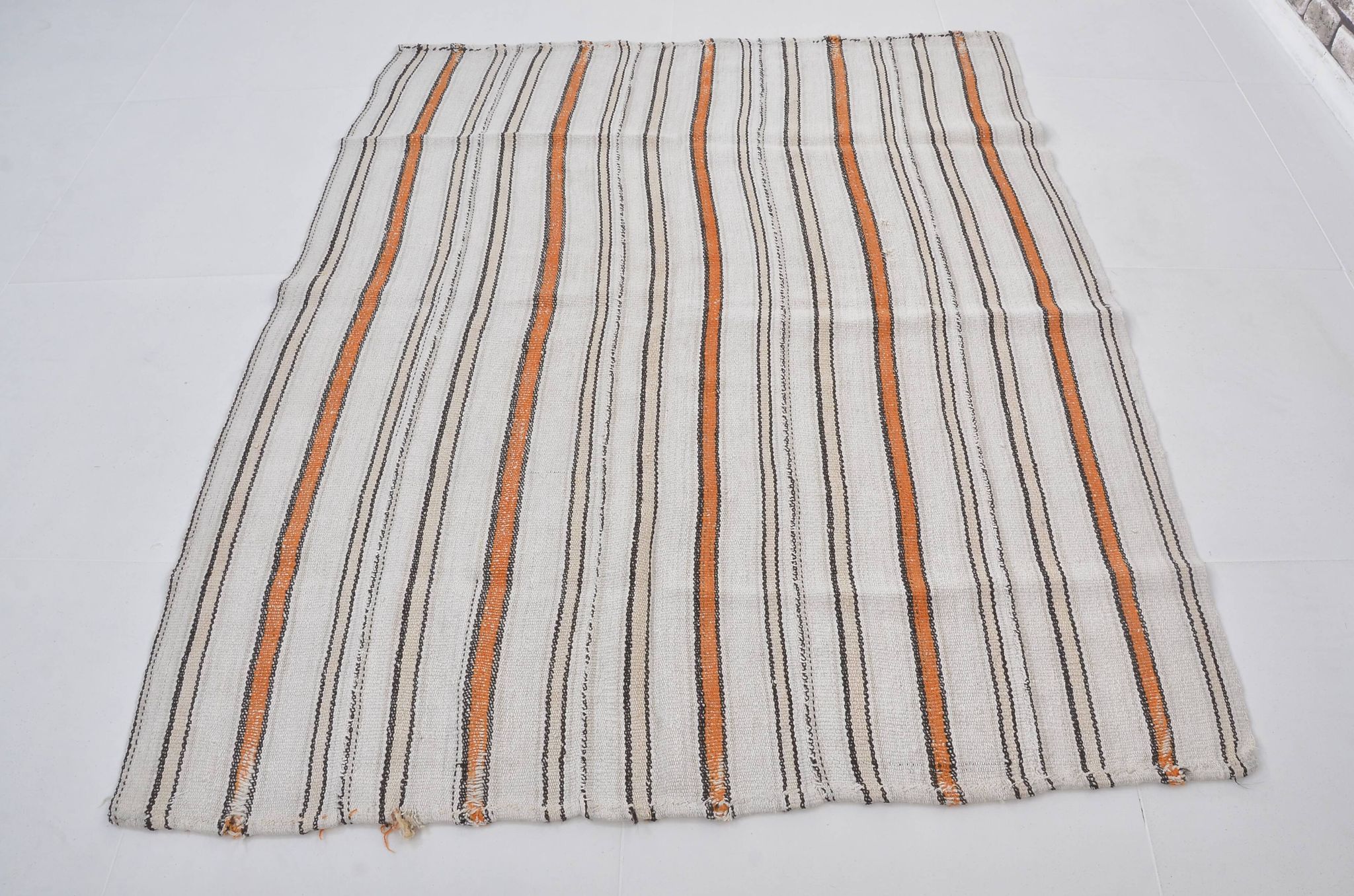Tapis Kilim en chanvre d'Anatolie à rayures, référence 3681