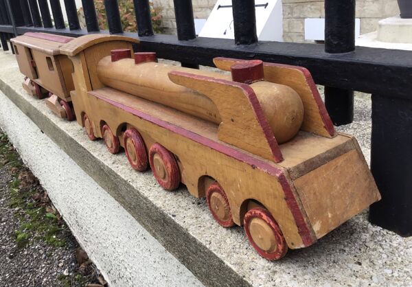 Train en bois art populaire