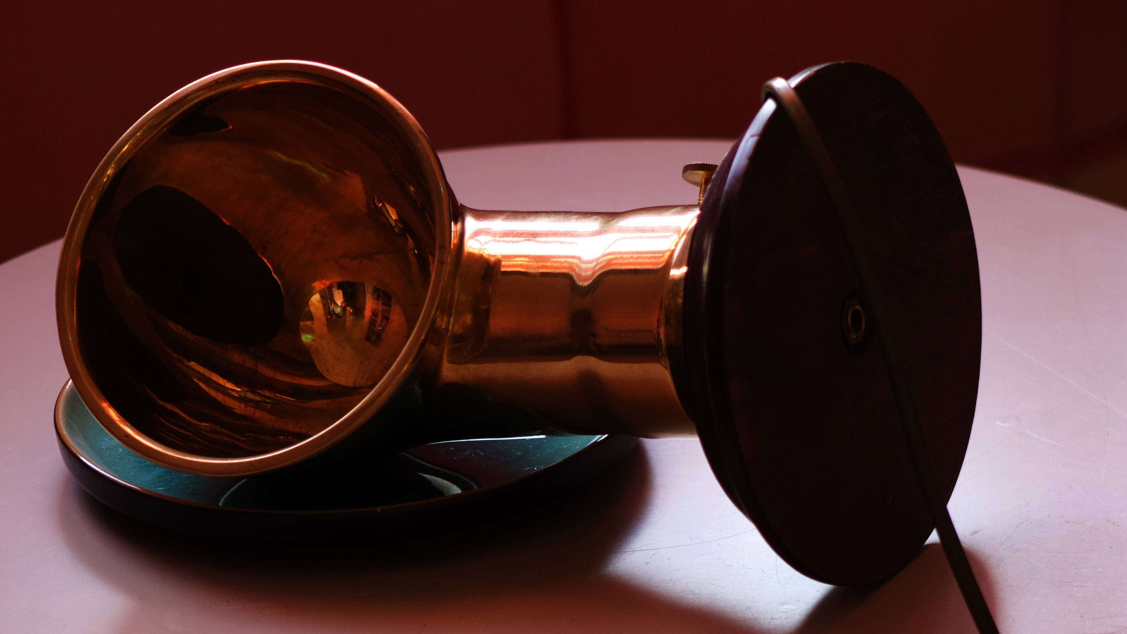 Table lamp in brass and wood