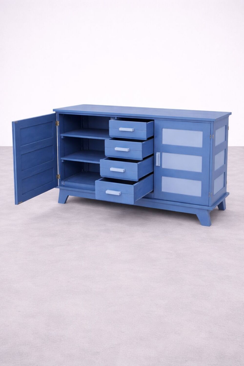 Buffet bas en bois peint bleu avec portes et tiroirs