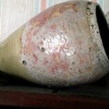 Vase pansu en grès à la surface éruptive