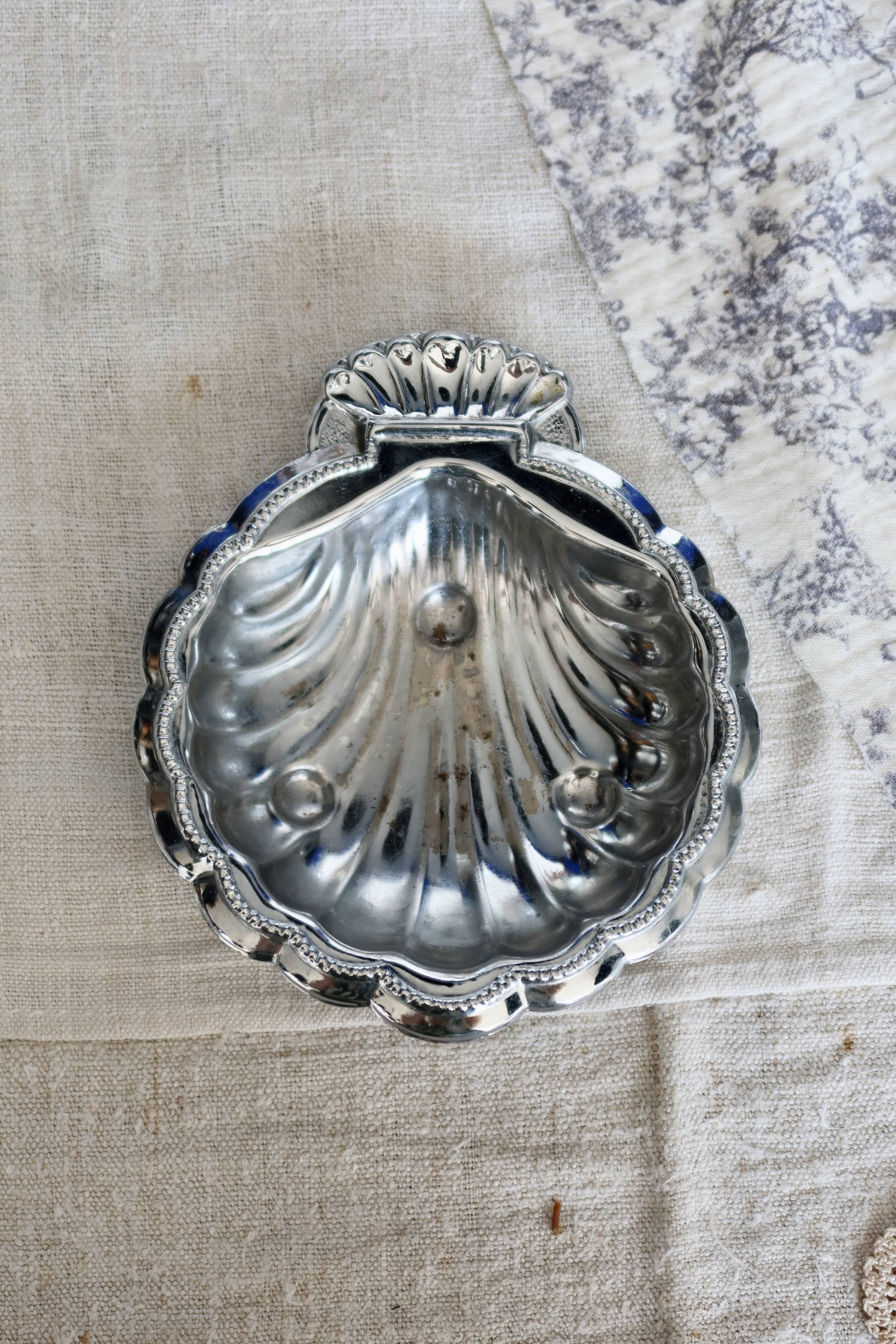 Vintage shell pocket emptier in shiny silver metal