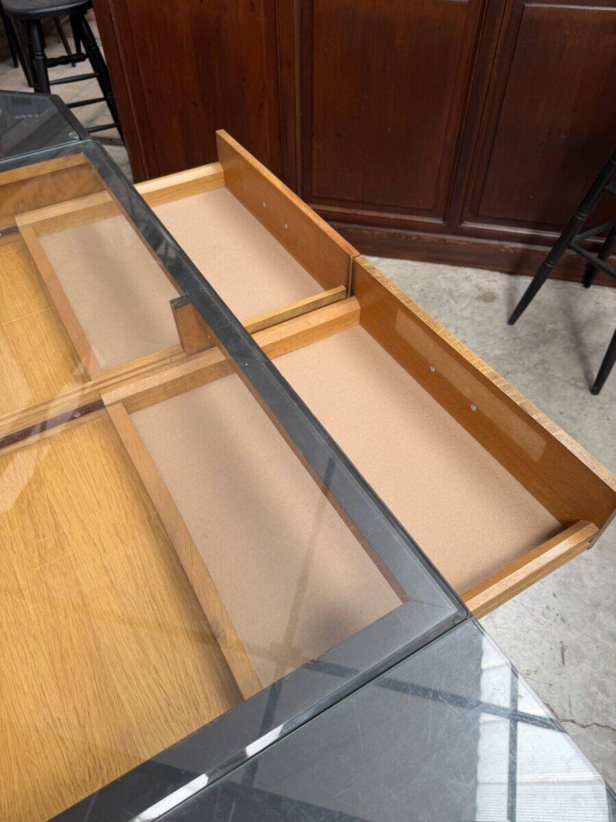 Ancien comptoir vitrine d’angle de maroquinier