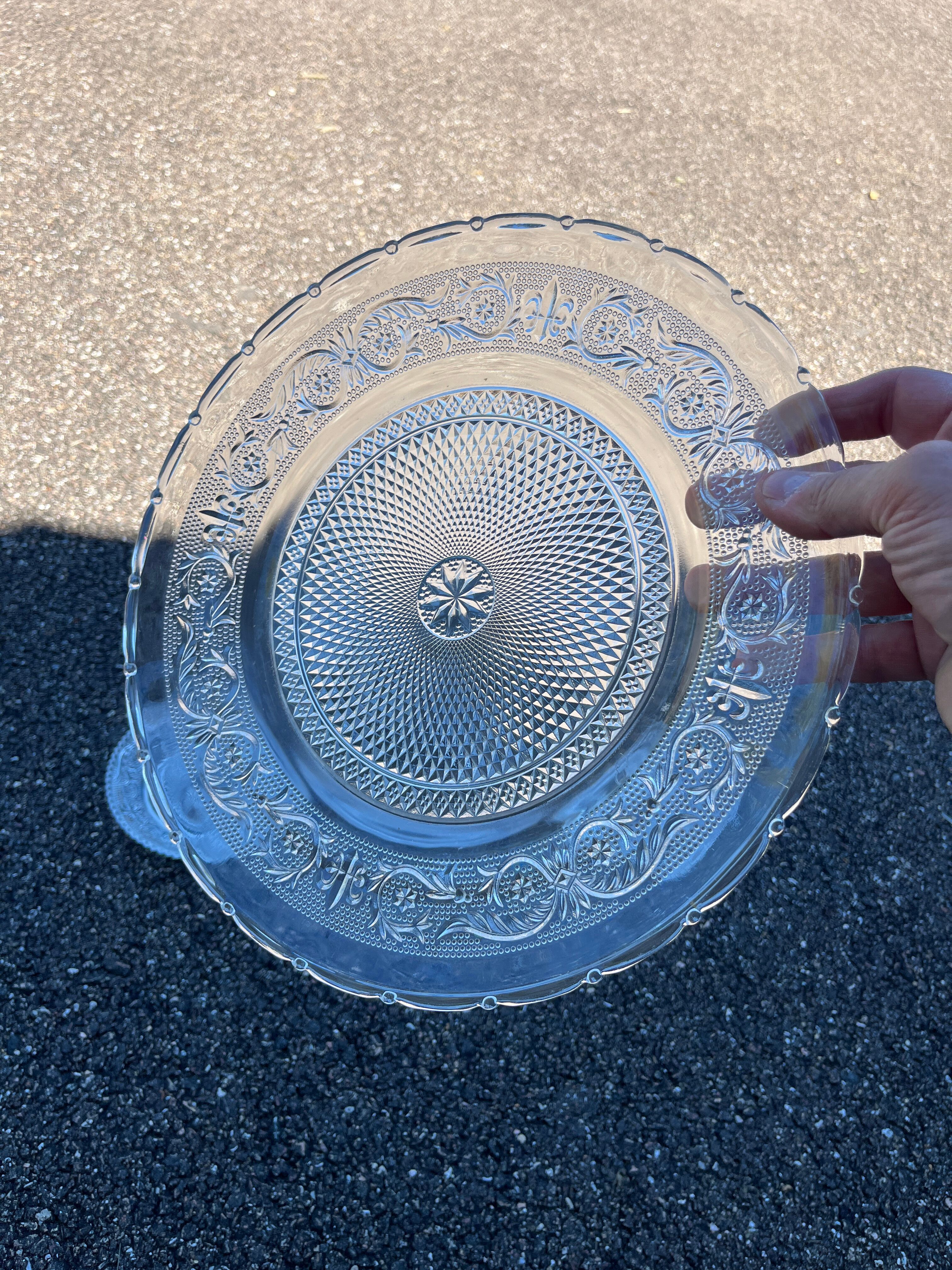 Plat à dessert en verre moulé vintage