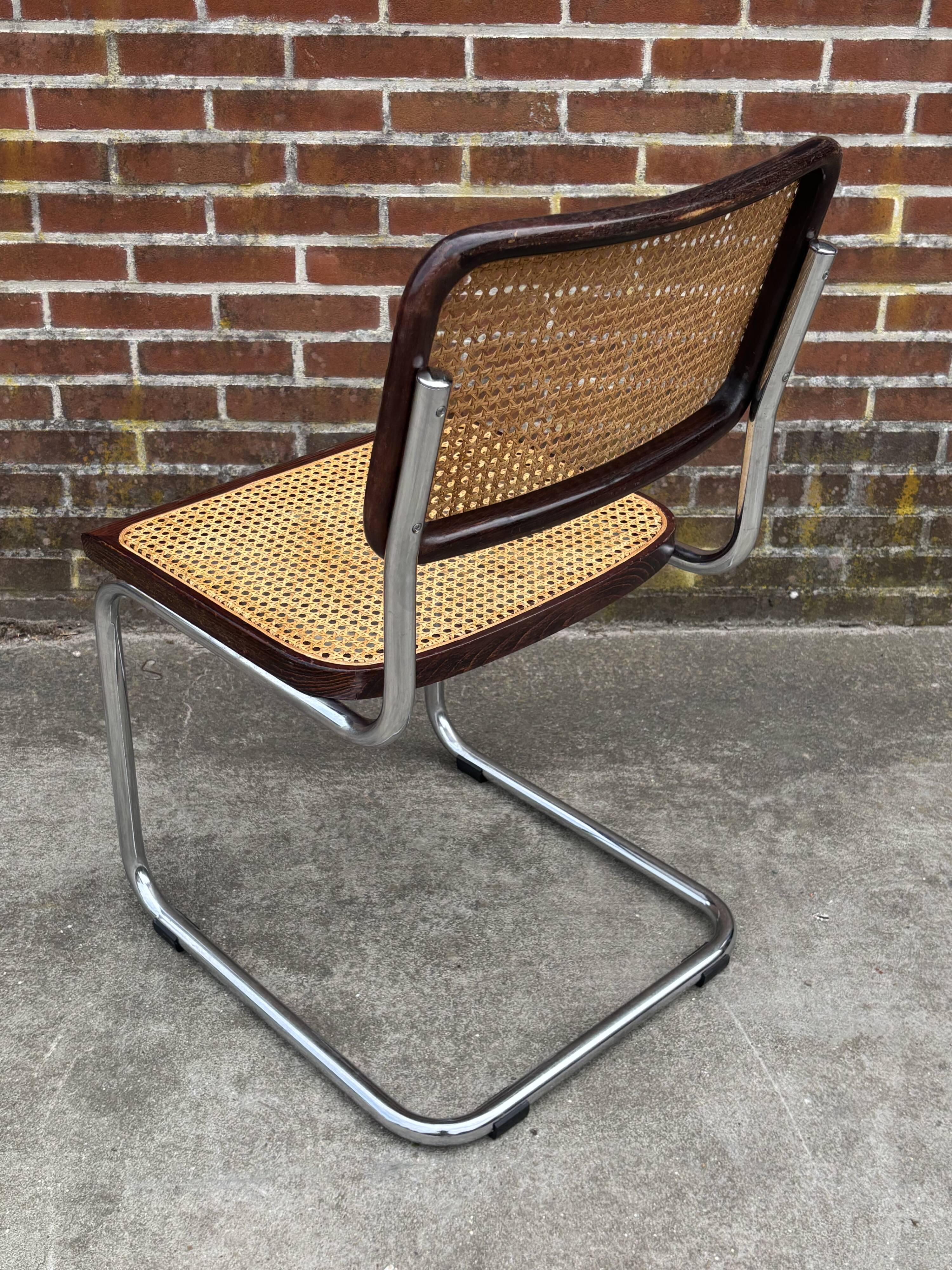 Ensemble de 4 chaises Cesca B32 conçues par Marcel Breuer, cadre marron foncé.