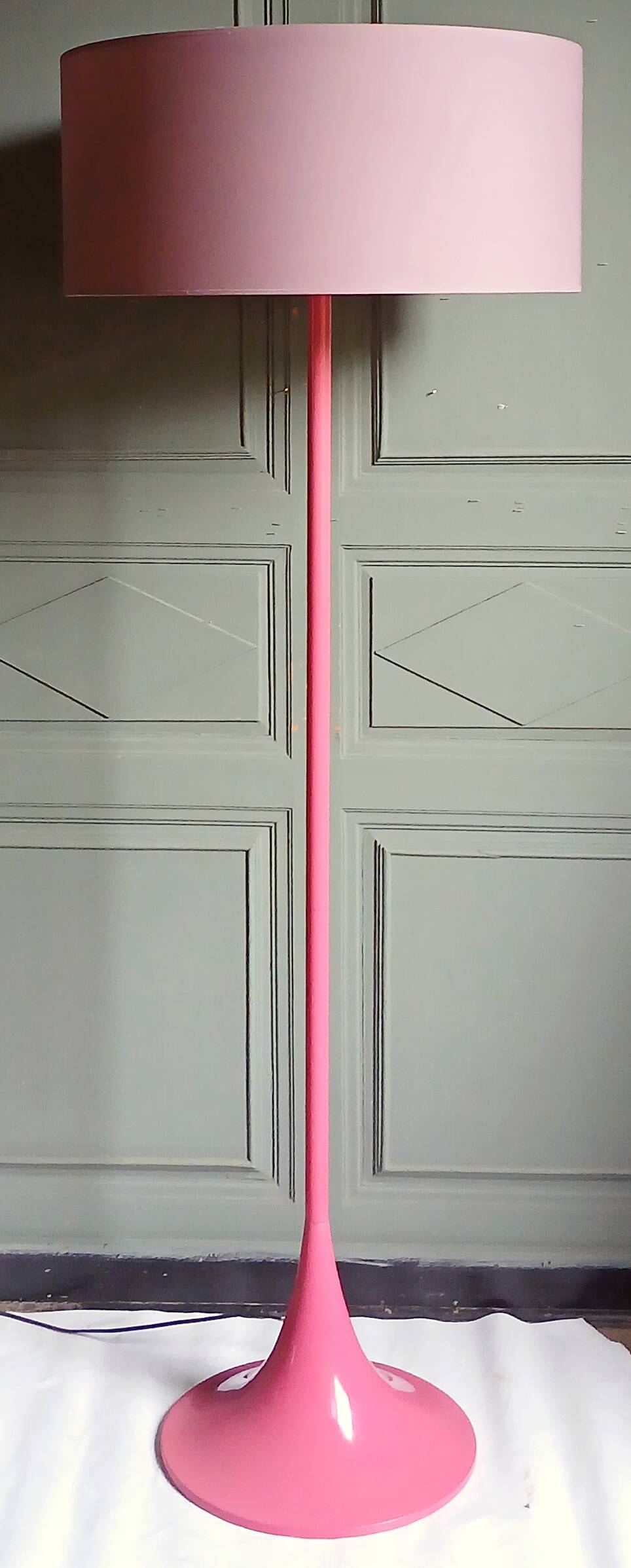 Tulip foot floor lamp in pink lacquered metal & cylindrical shade. 80's