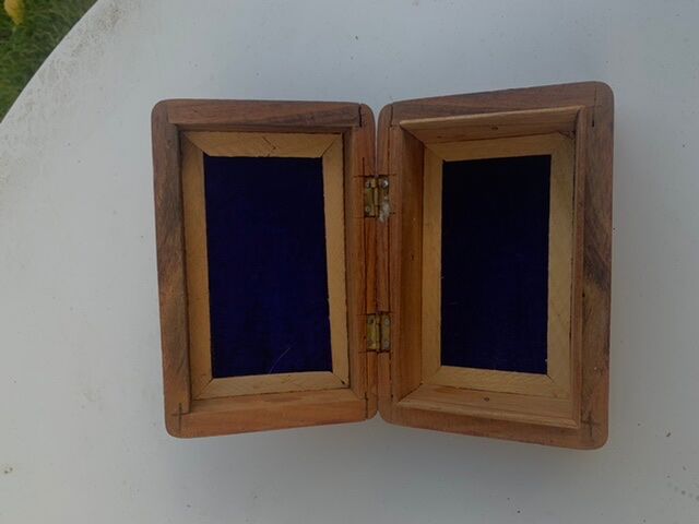 Jewelry box or card box in chiseled wood and vintage mother-of-pearl