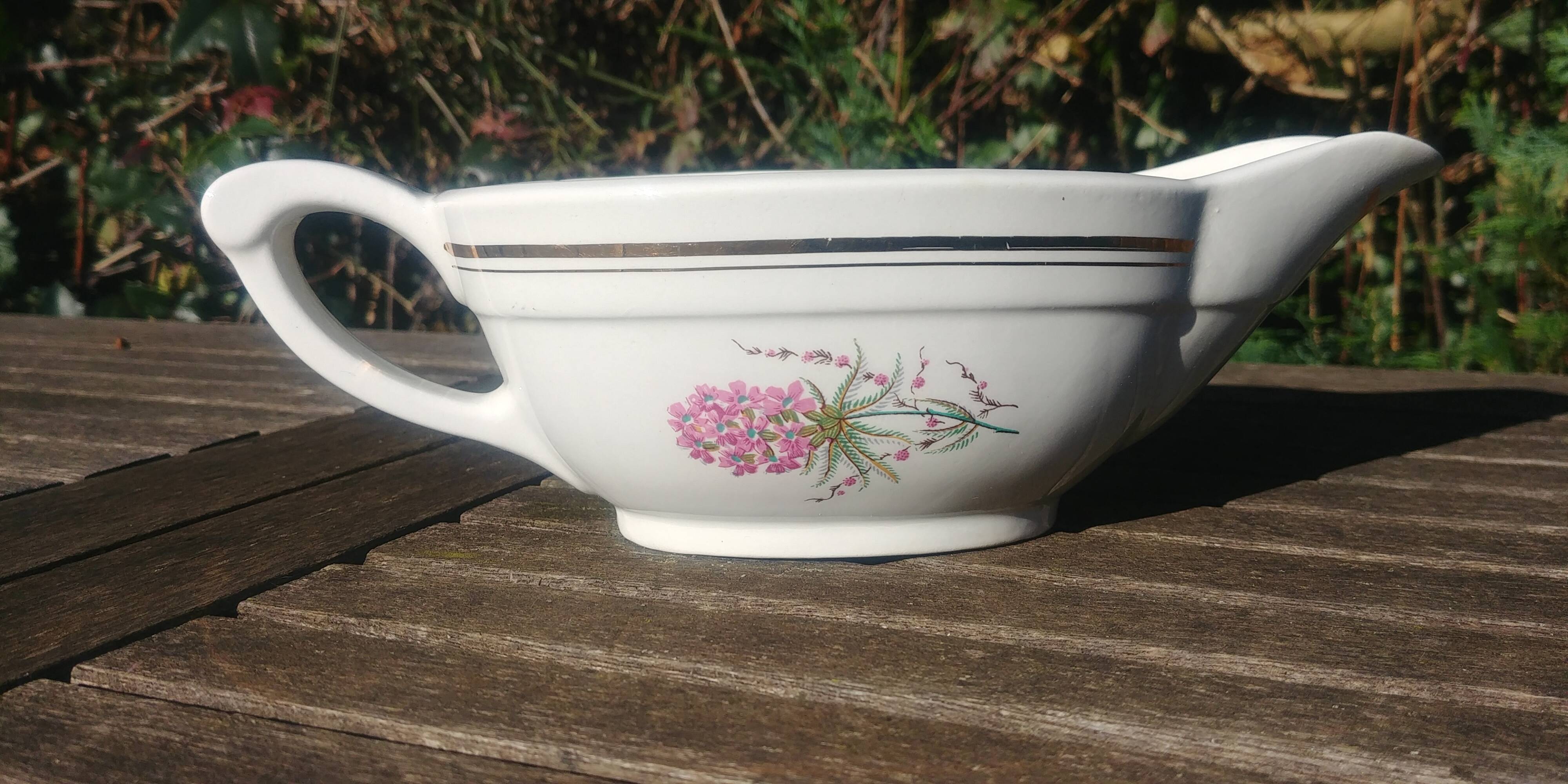 Porcelain gravy boat from the Orchies Moulin des Loups earthenware factory with lilac decoration