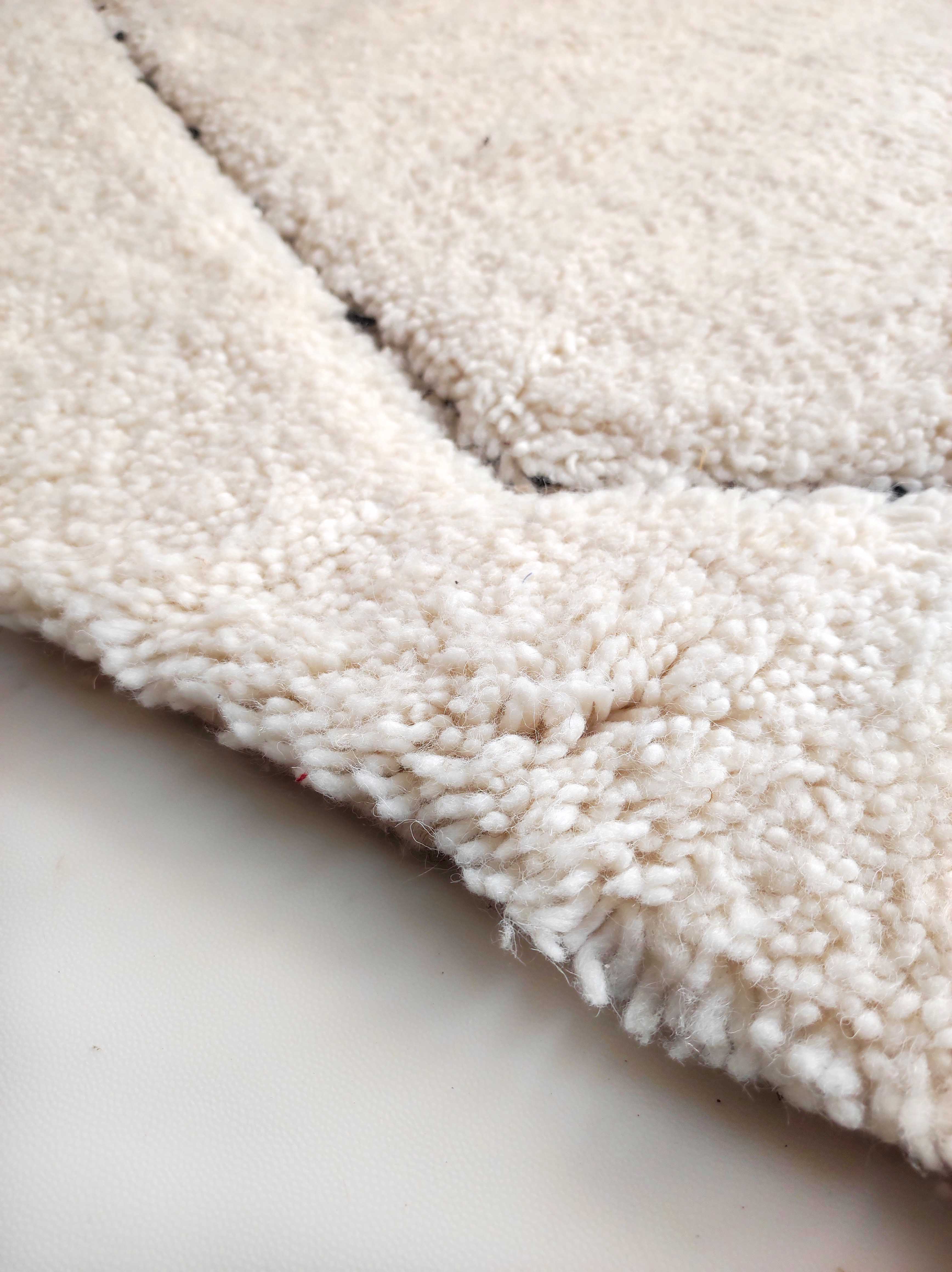 Moroccan Berber carpet Beni ouarain ecru with black diamonds engraved 306x199cm
