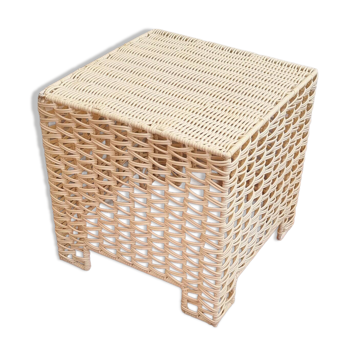Table basse vintage cube en plastique tressé beige