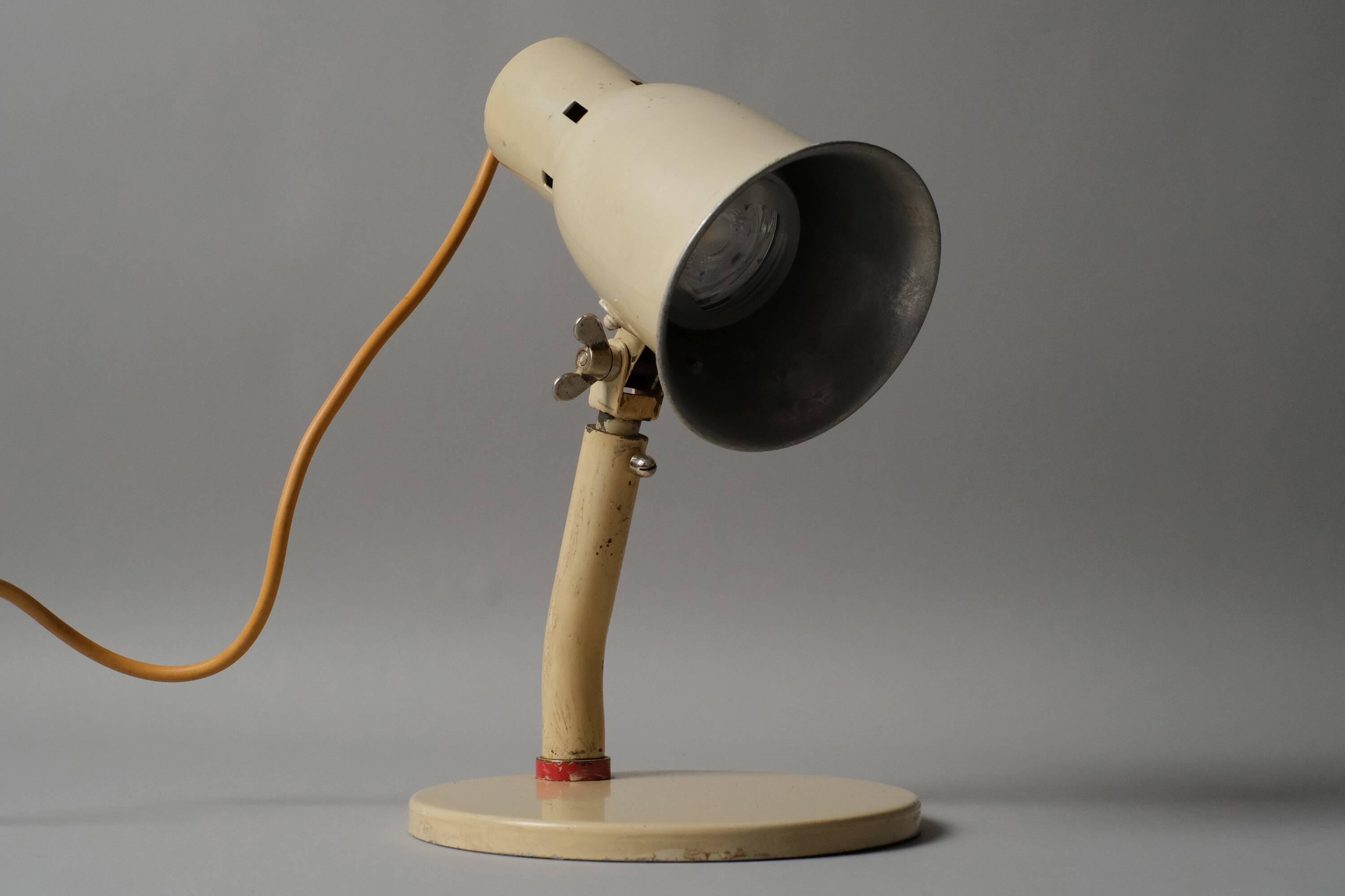 Lampe de bureau articulée Bauhaus type Kandem, émail crème, Allemagne 1930s