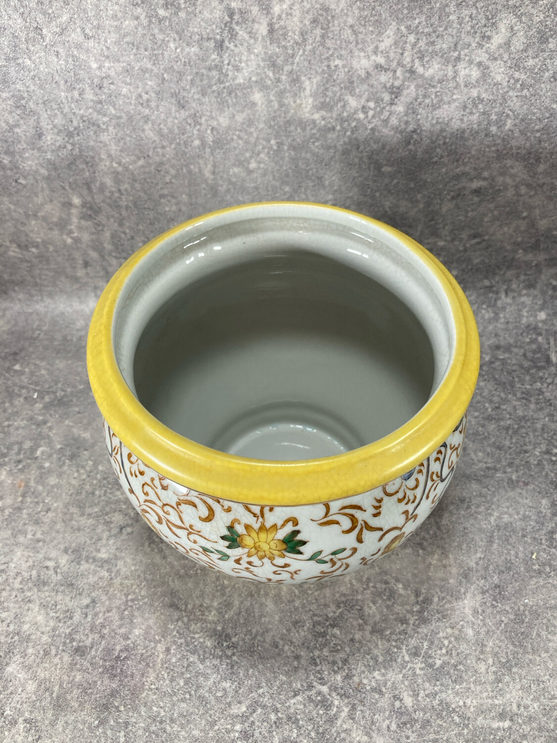 Pot/Cachepot. Italian Renaissance Majolica ceramic. Asiatic style