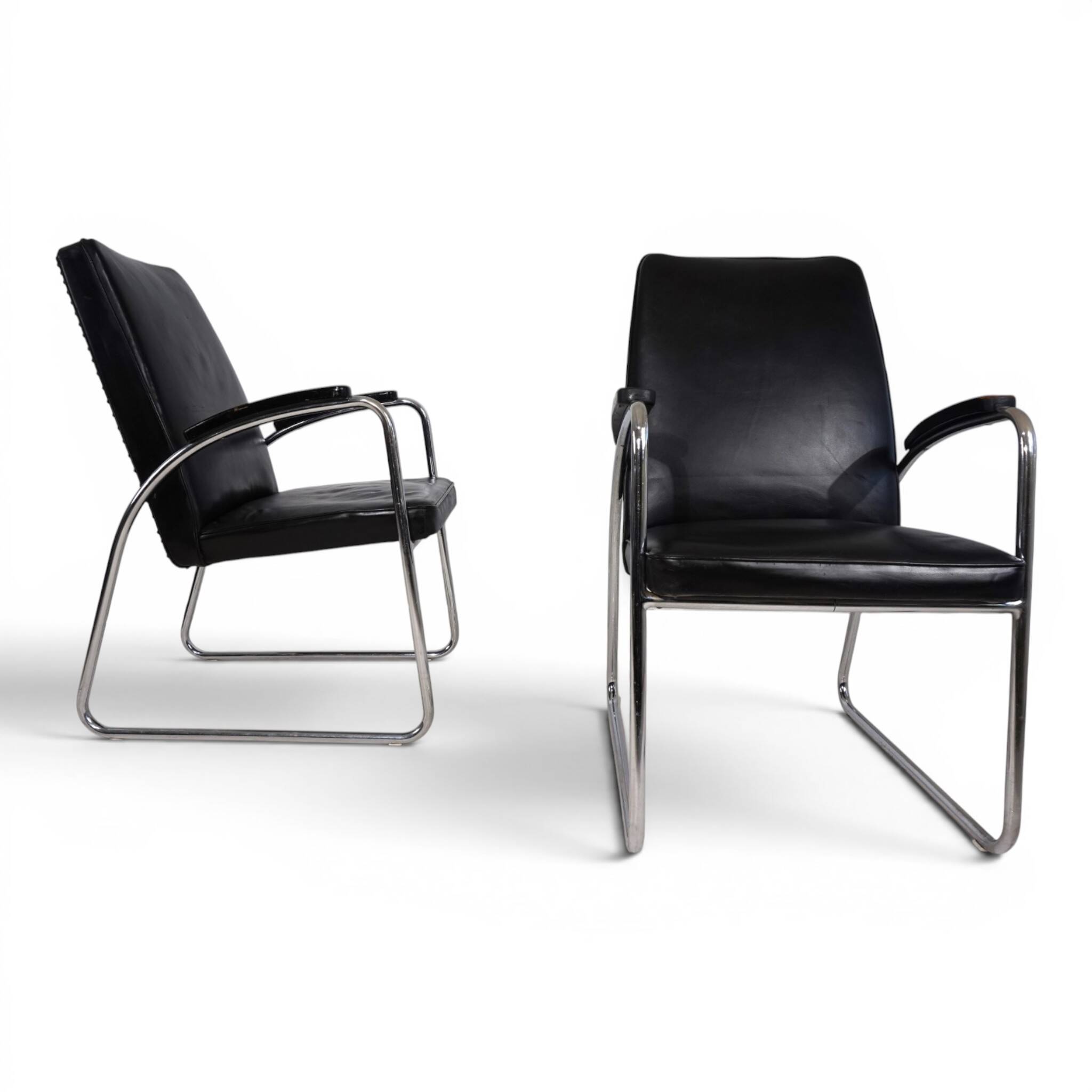 Set of 2 tubular steel Bauhaus Streamline leather armchairs, 1930.