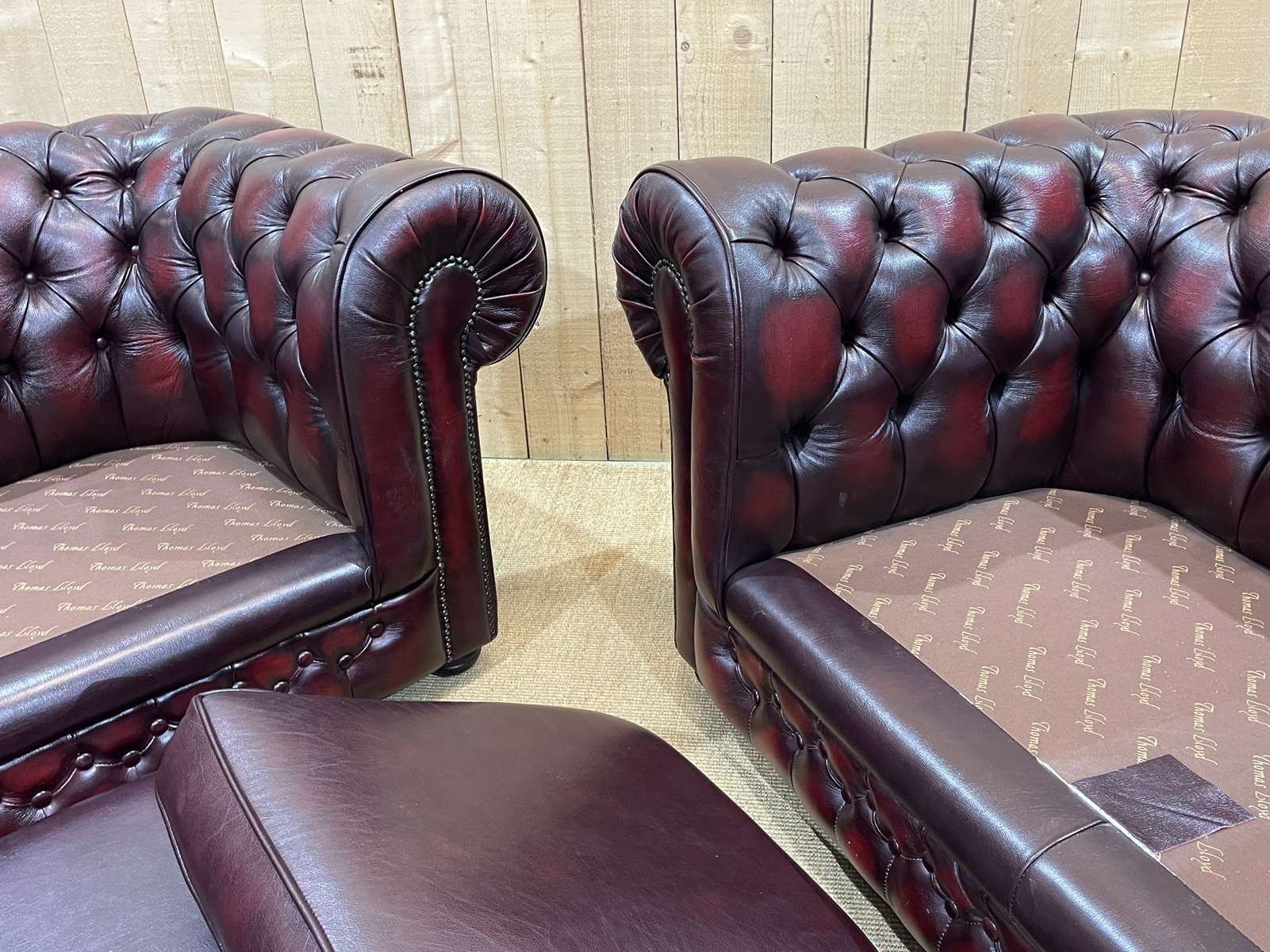 Pair of 2-seater leather Chesterfield sofas from the 1990s by Thomas LLOYD