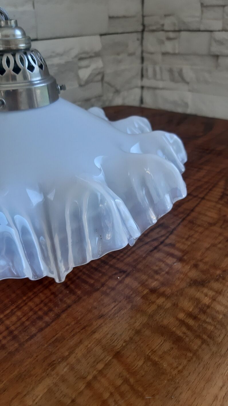 Opaline suspension opalescent glass