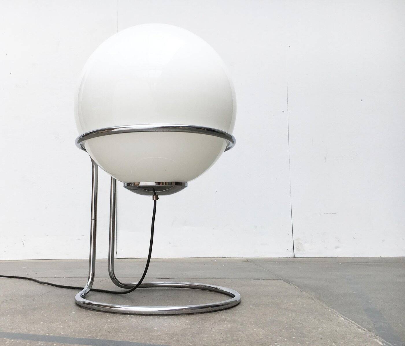 Vintage globe floor lamp in glass and chrome from the space age.
