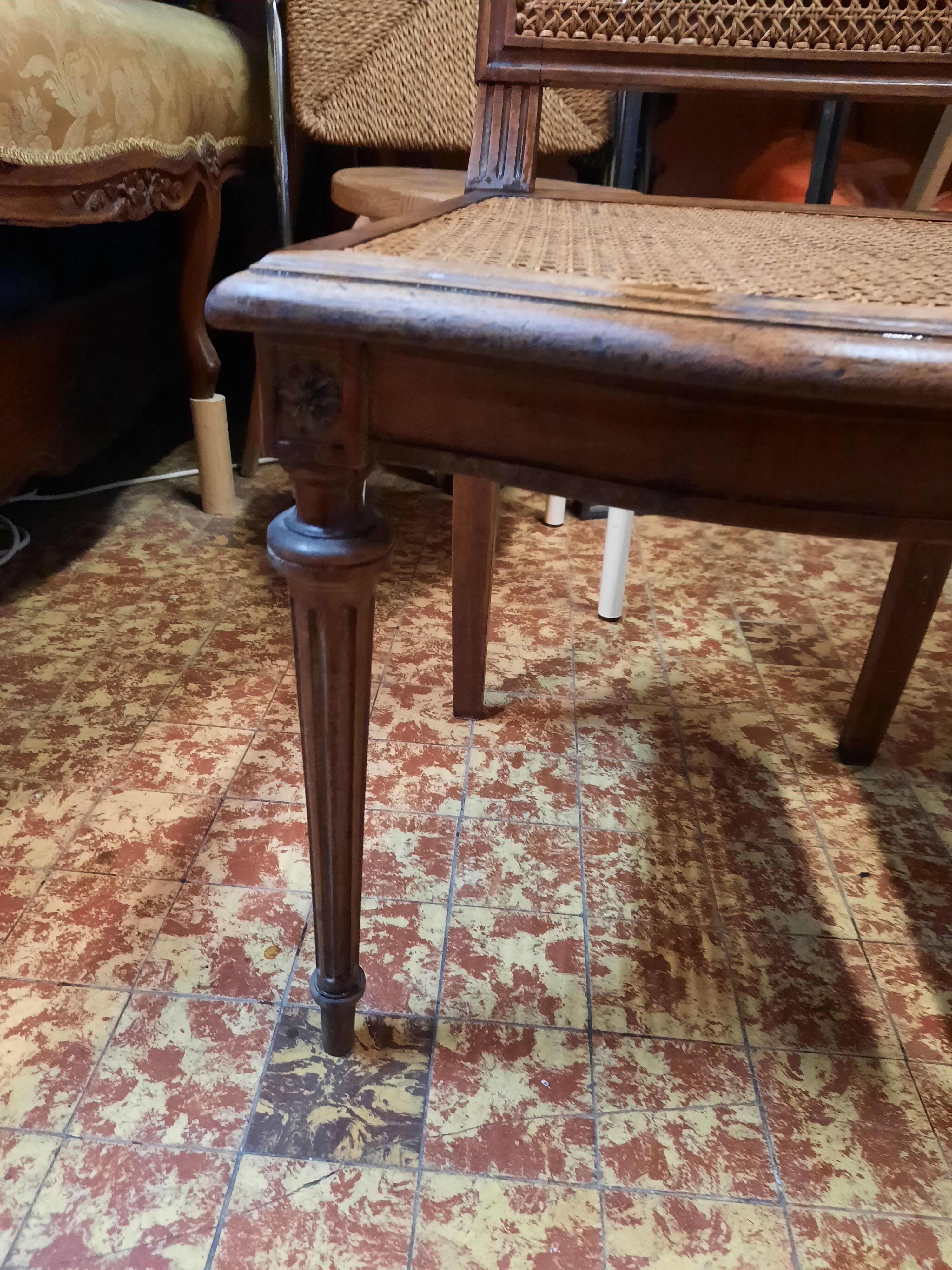 Paire de chaises de style Louis XVI