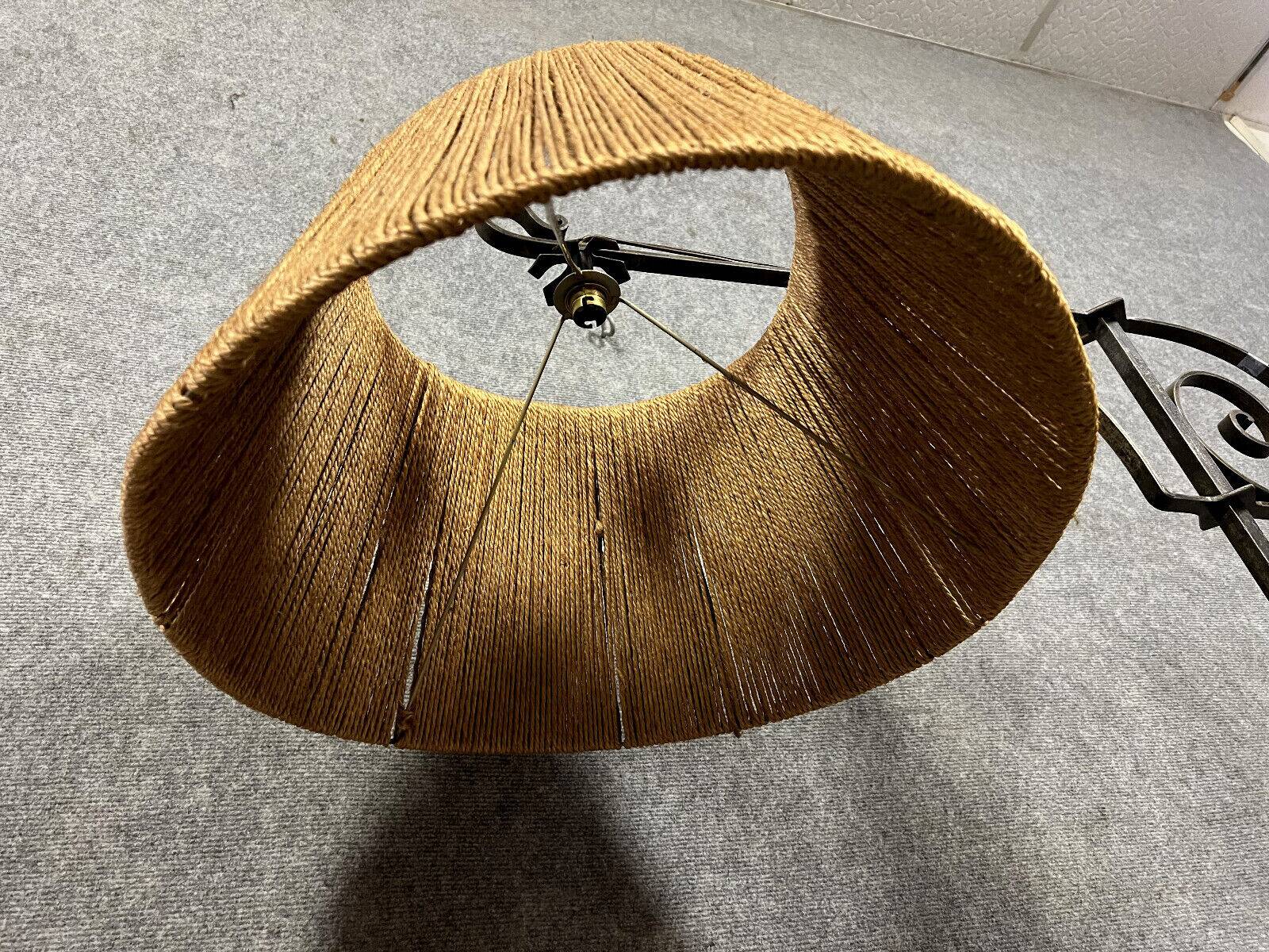 D'après Gilbert Poillerat : lampe sur pied tripode en fer forgé vers 1940