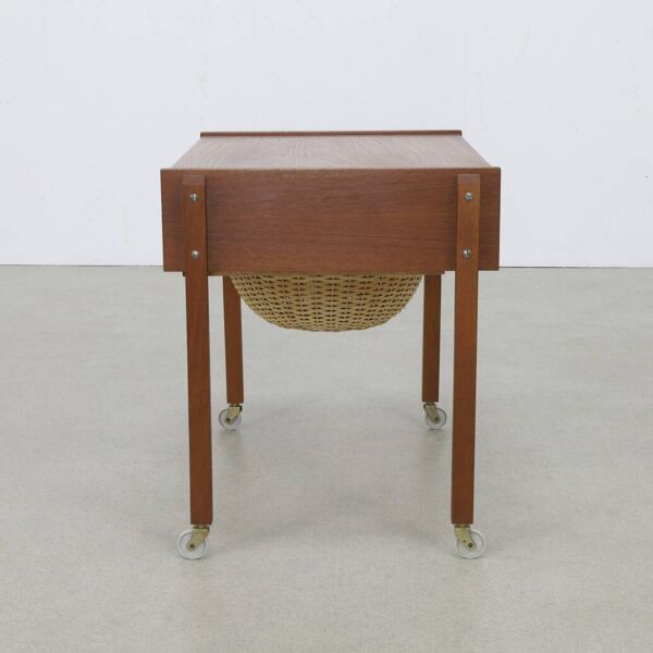 Table d'appoint avec panier en rotin, années 1960