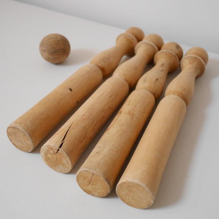 Lot de 4 quilles en bois avec une boule