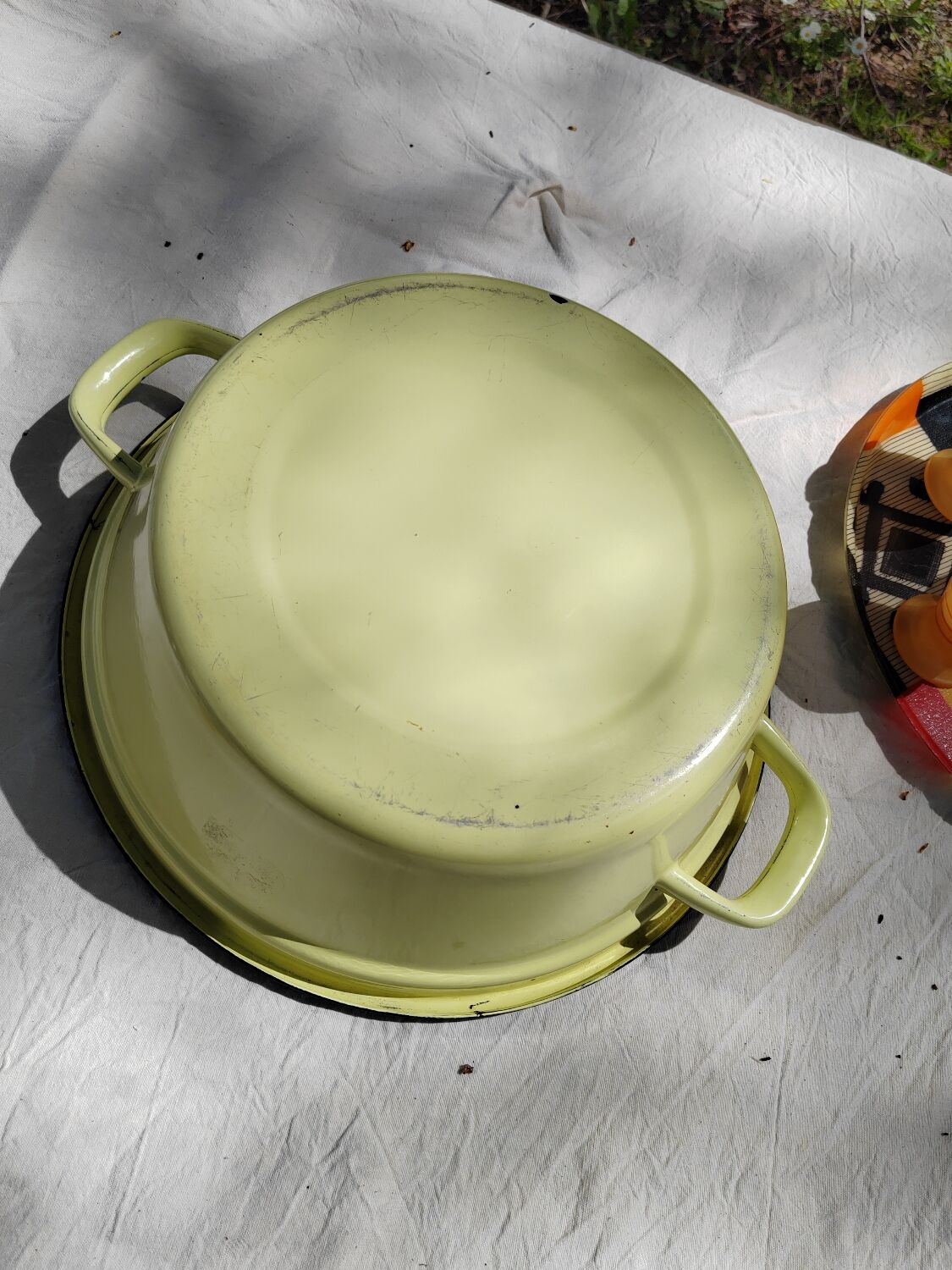 Yellow enamelled sheet metal basin 50/60s