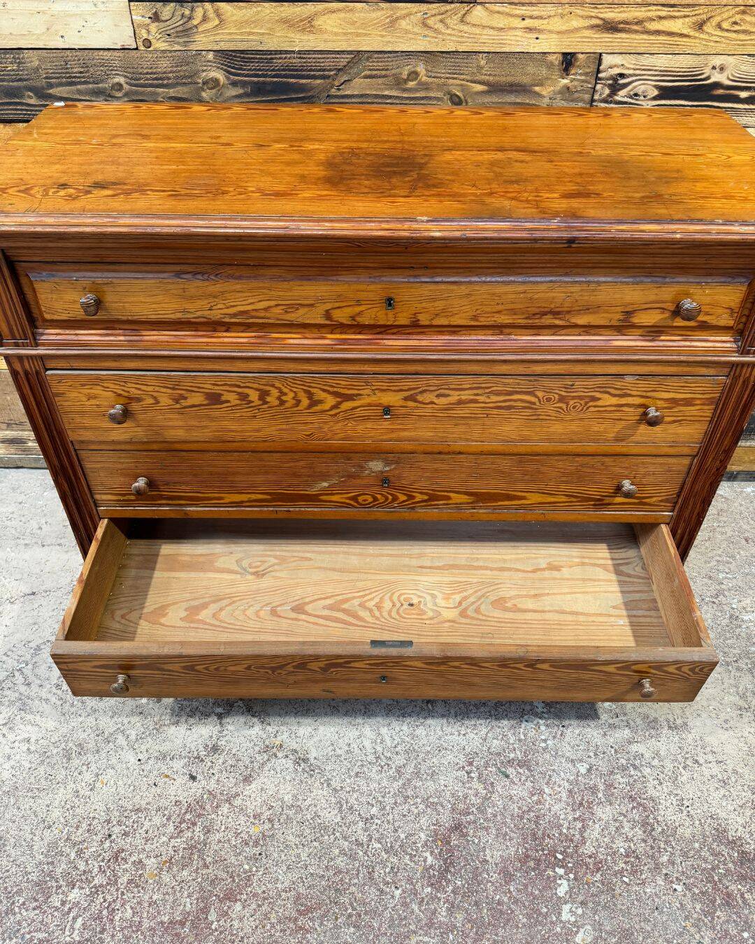 Commode en pitchpin massif