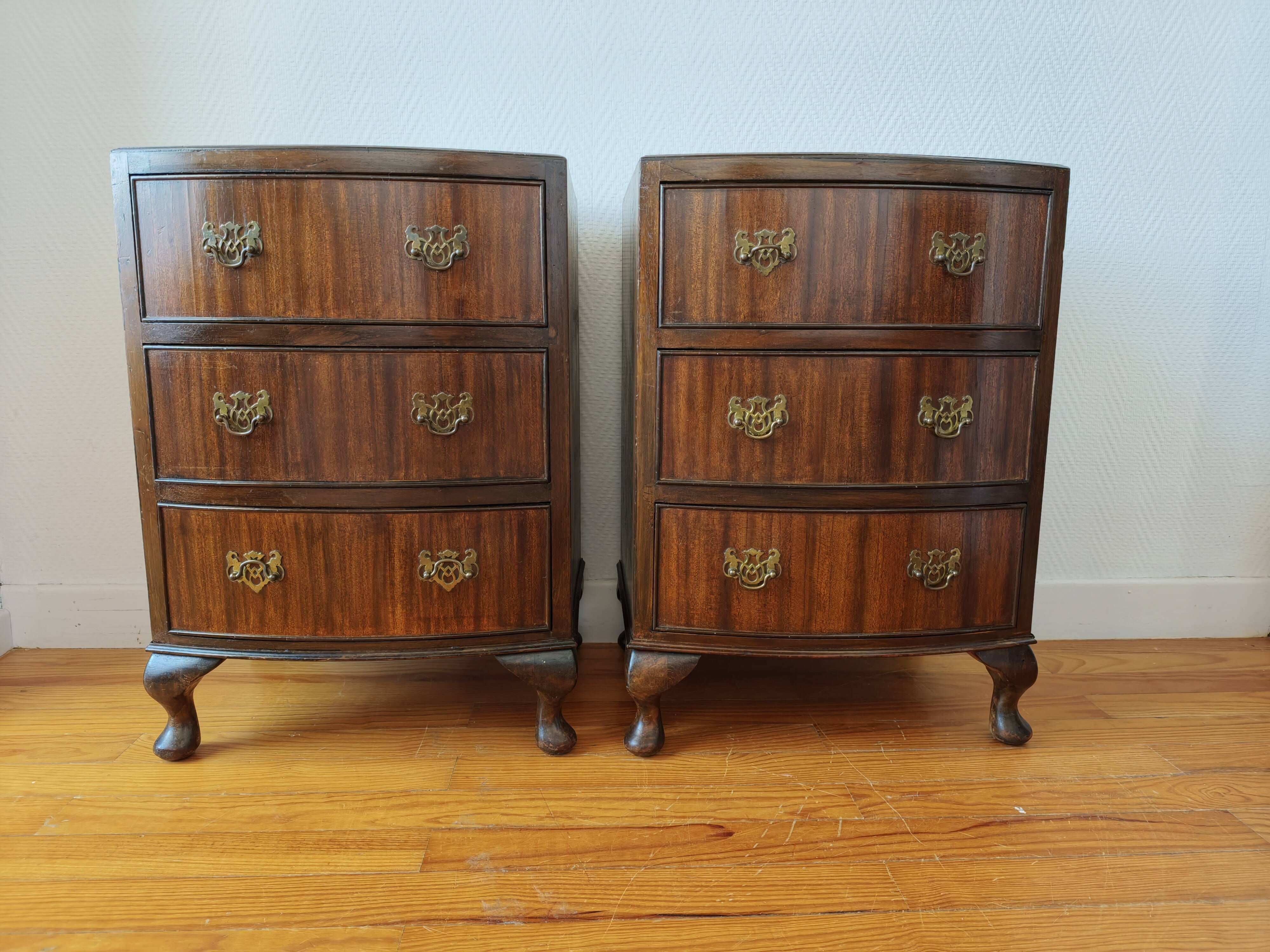 Paire de petites commodes anglaises style Queen Anne – années 1950