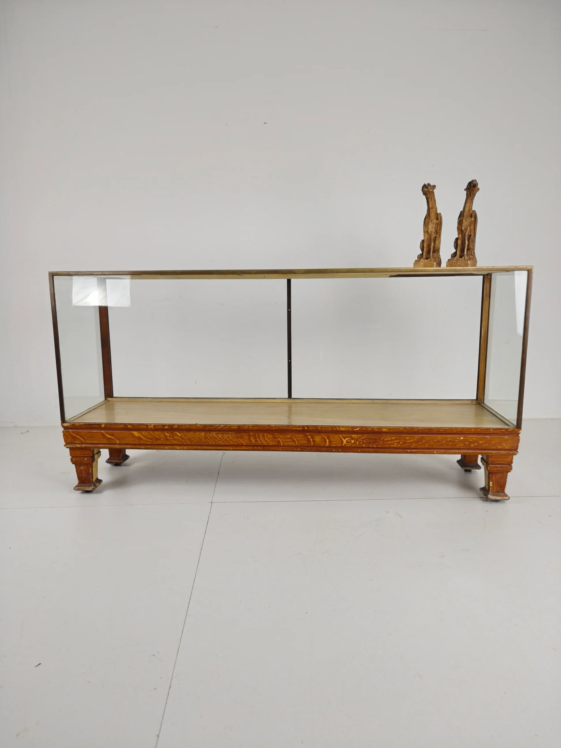 Comptoir de magasin ancien en laiton anglais – modèle étroit avec mesures en yards