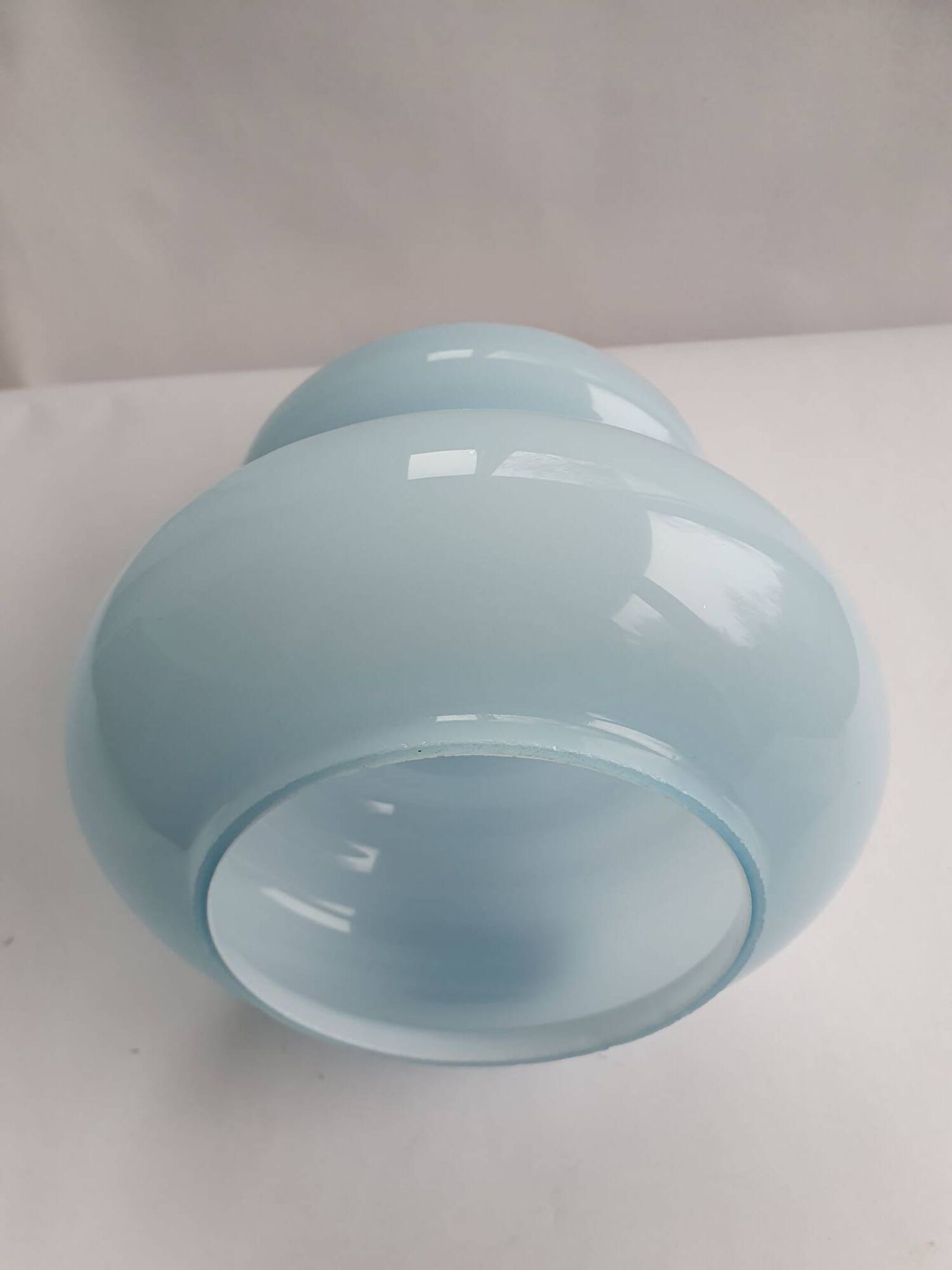 Suspension baladeuse en verre opalin bleu vintage