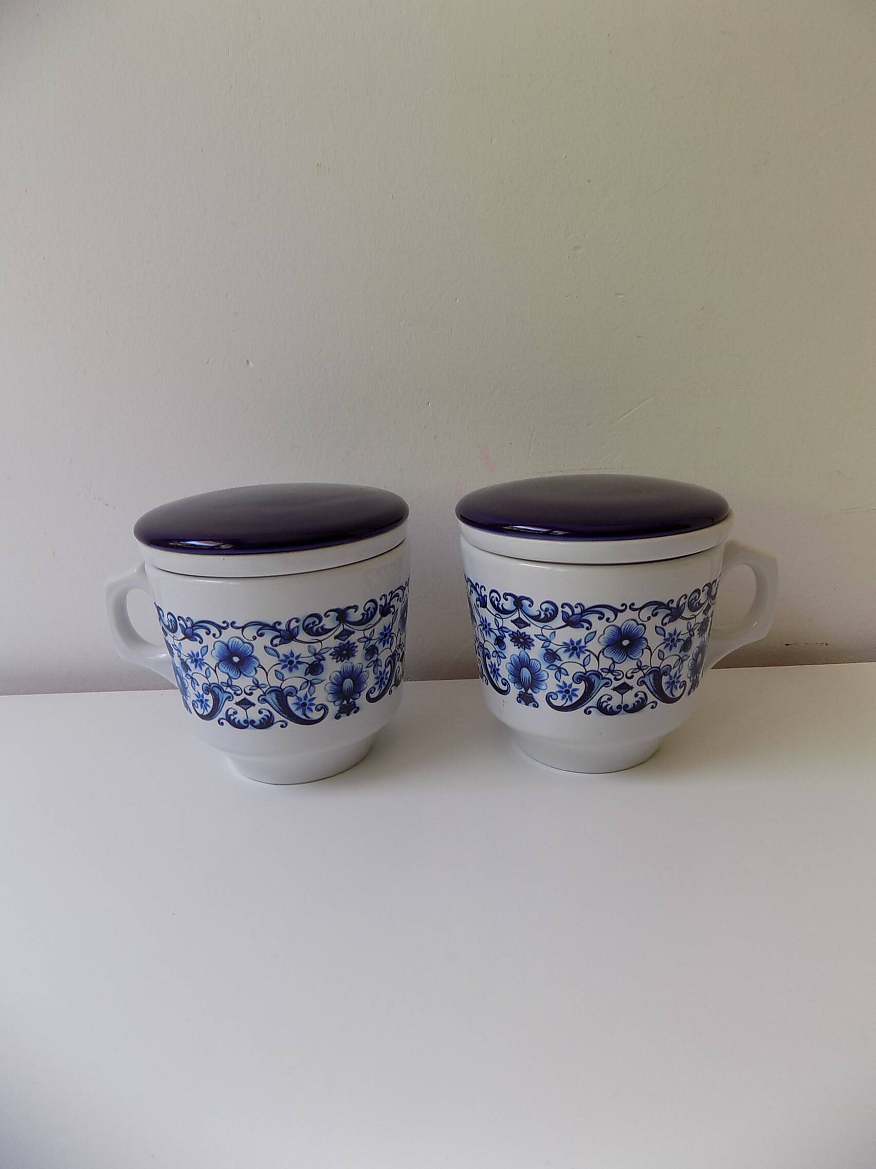 2 tasses à thé avec infuseur (tisanière)