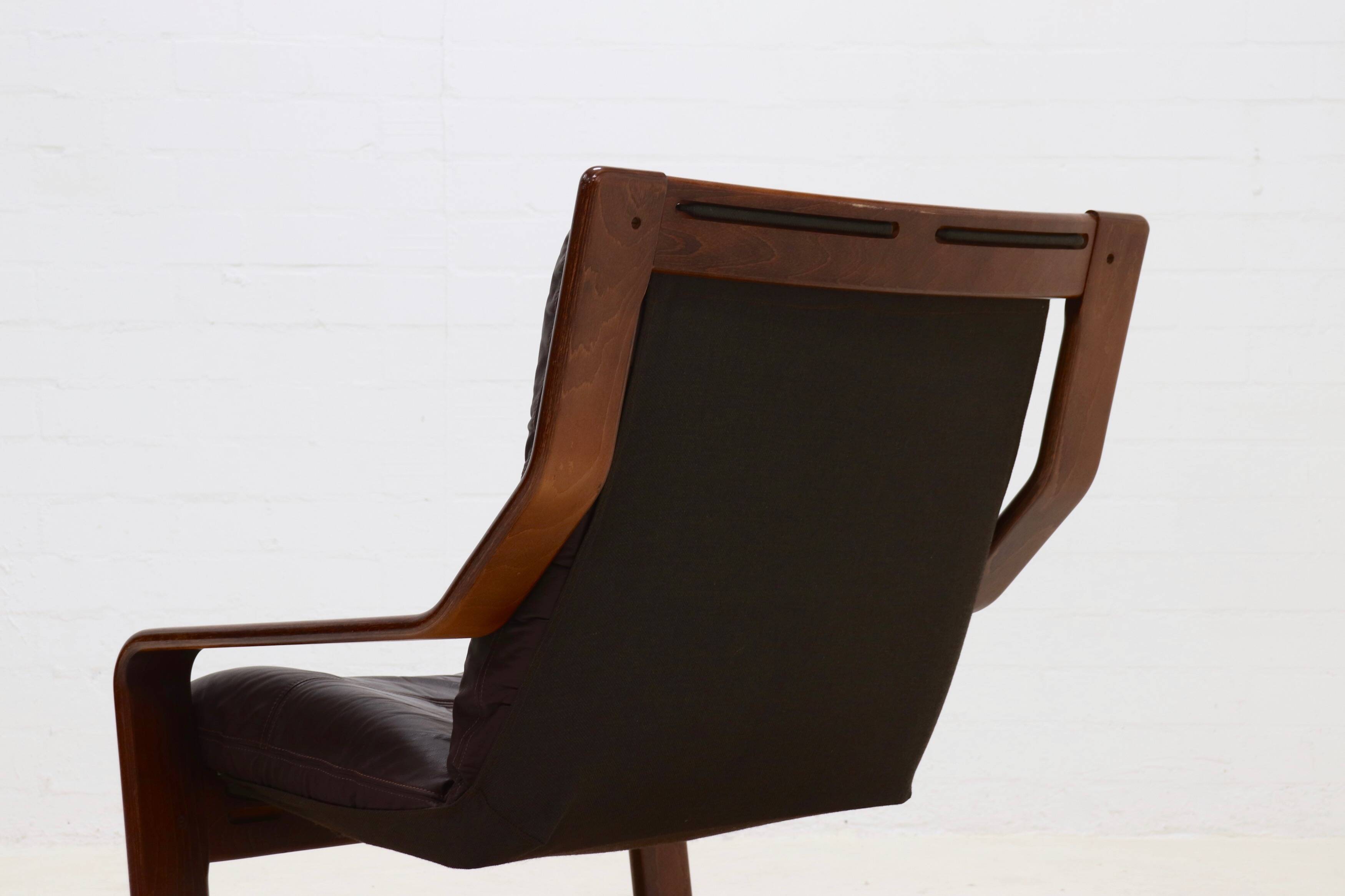Fauteuil lounge scandinave en bois courbé et cuir 1960