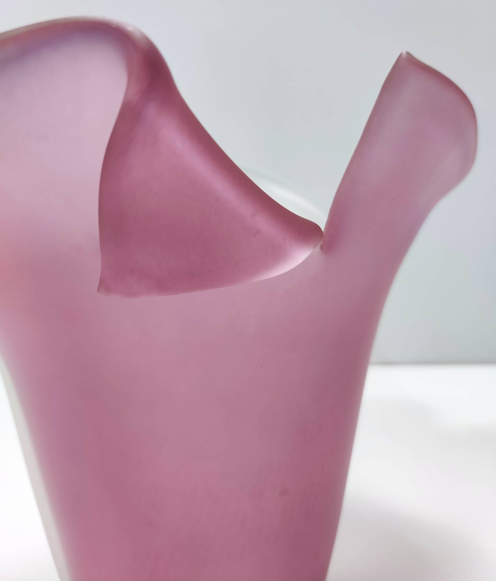 Vase en verre de Murano gravé bicolore blanc et rose, Italie, années 1980