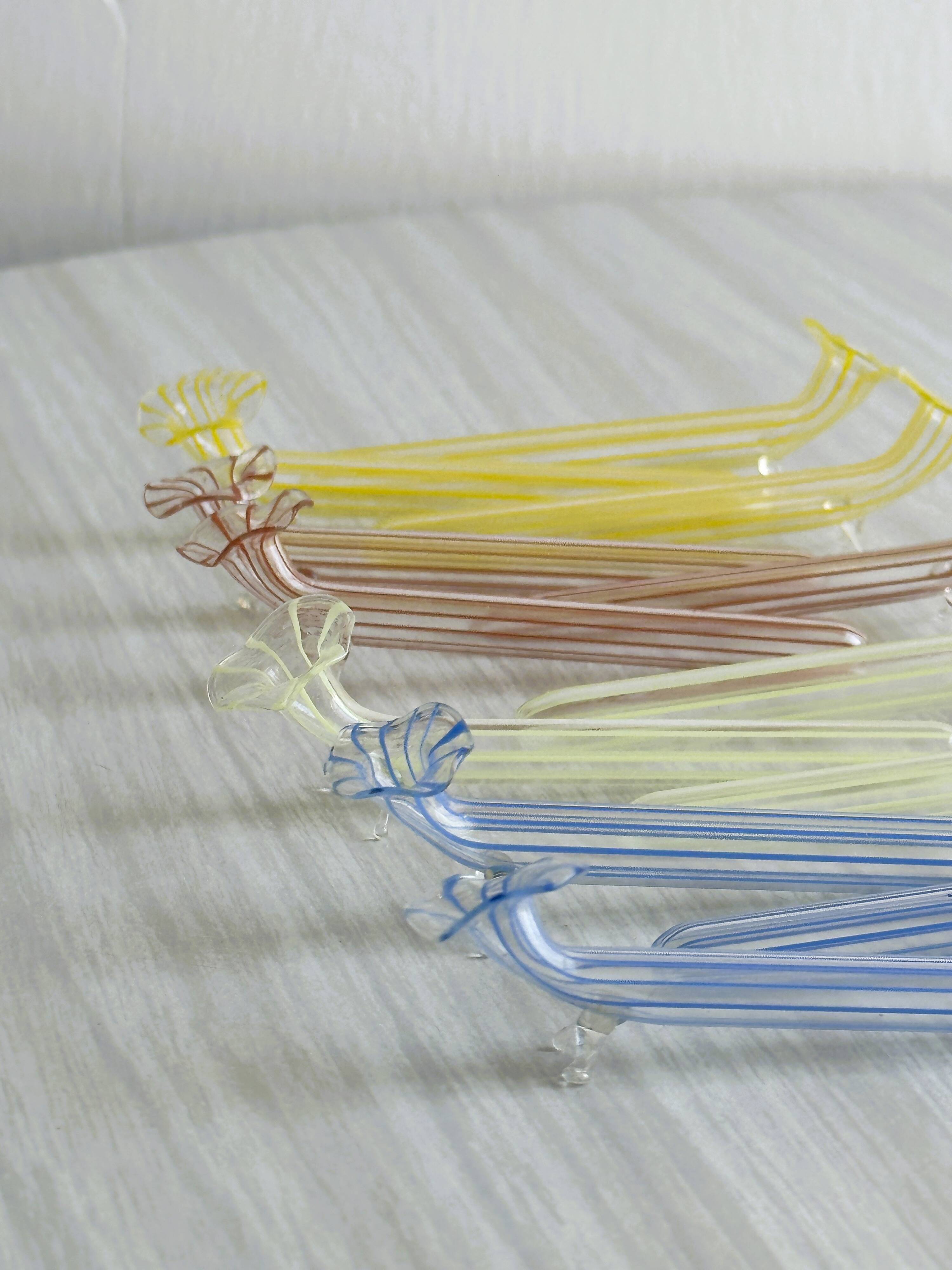 12 porte-couteaux en verre soufflé coloré, design rayé.