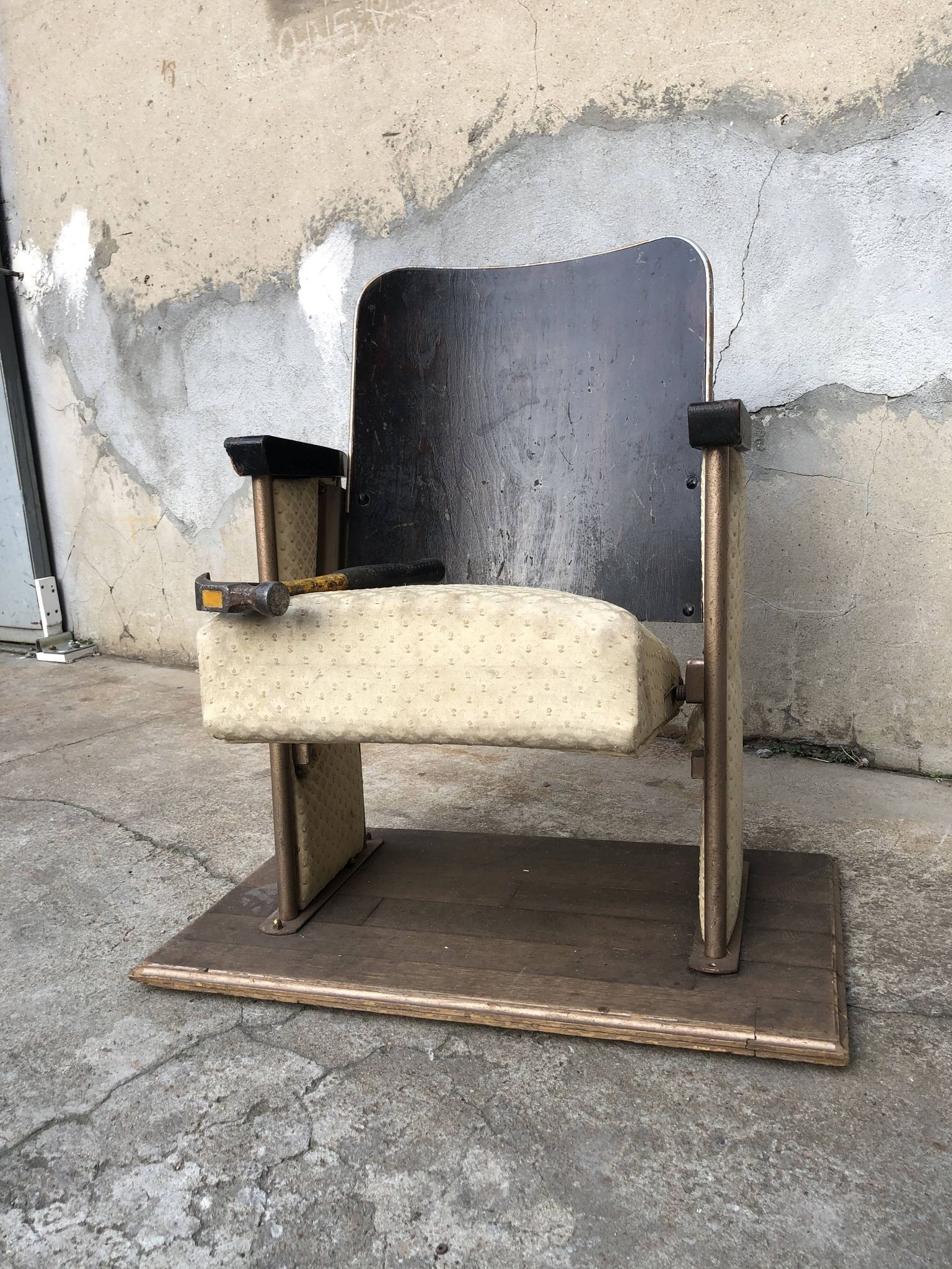 Former swinging seat theatre theatre chair of the 1930s