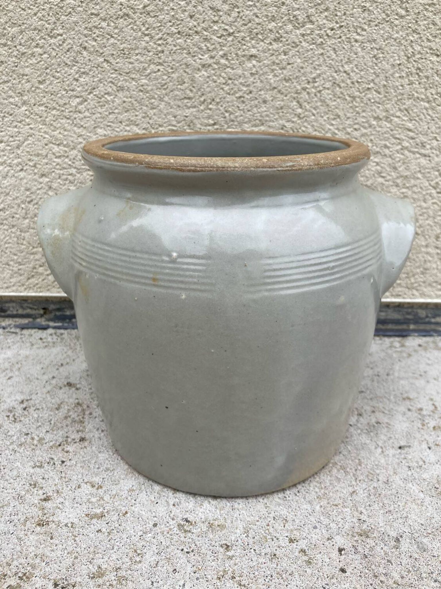 Light grey ceramic jar