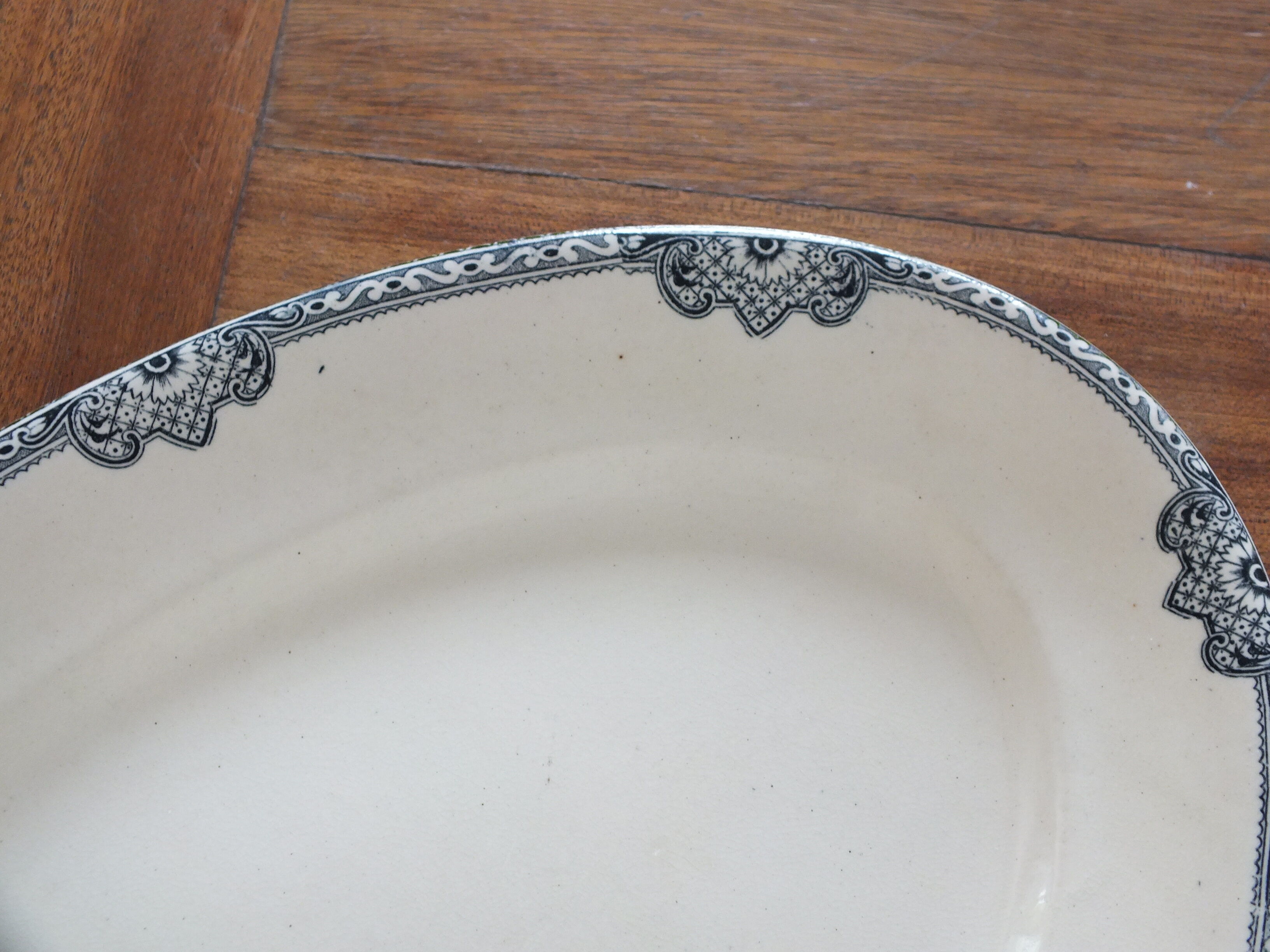 Oval plate in Iron Earth Salins model Jumièges