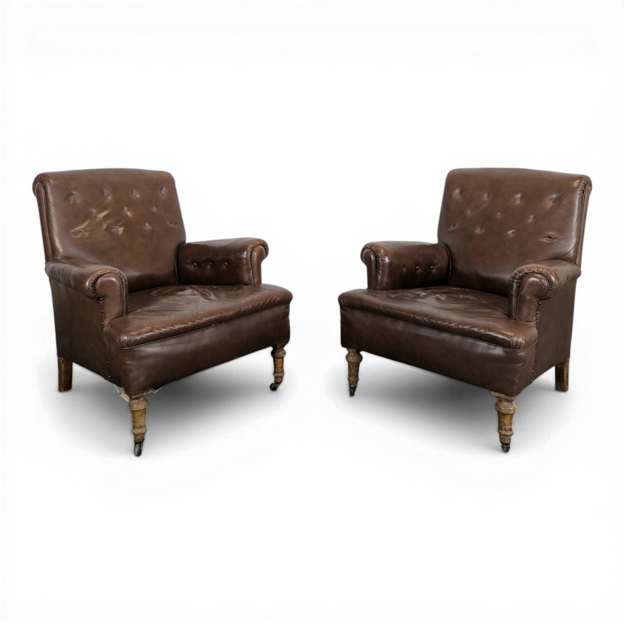 Paire de club fauteuils en cuir