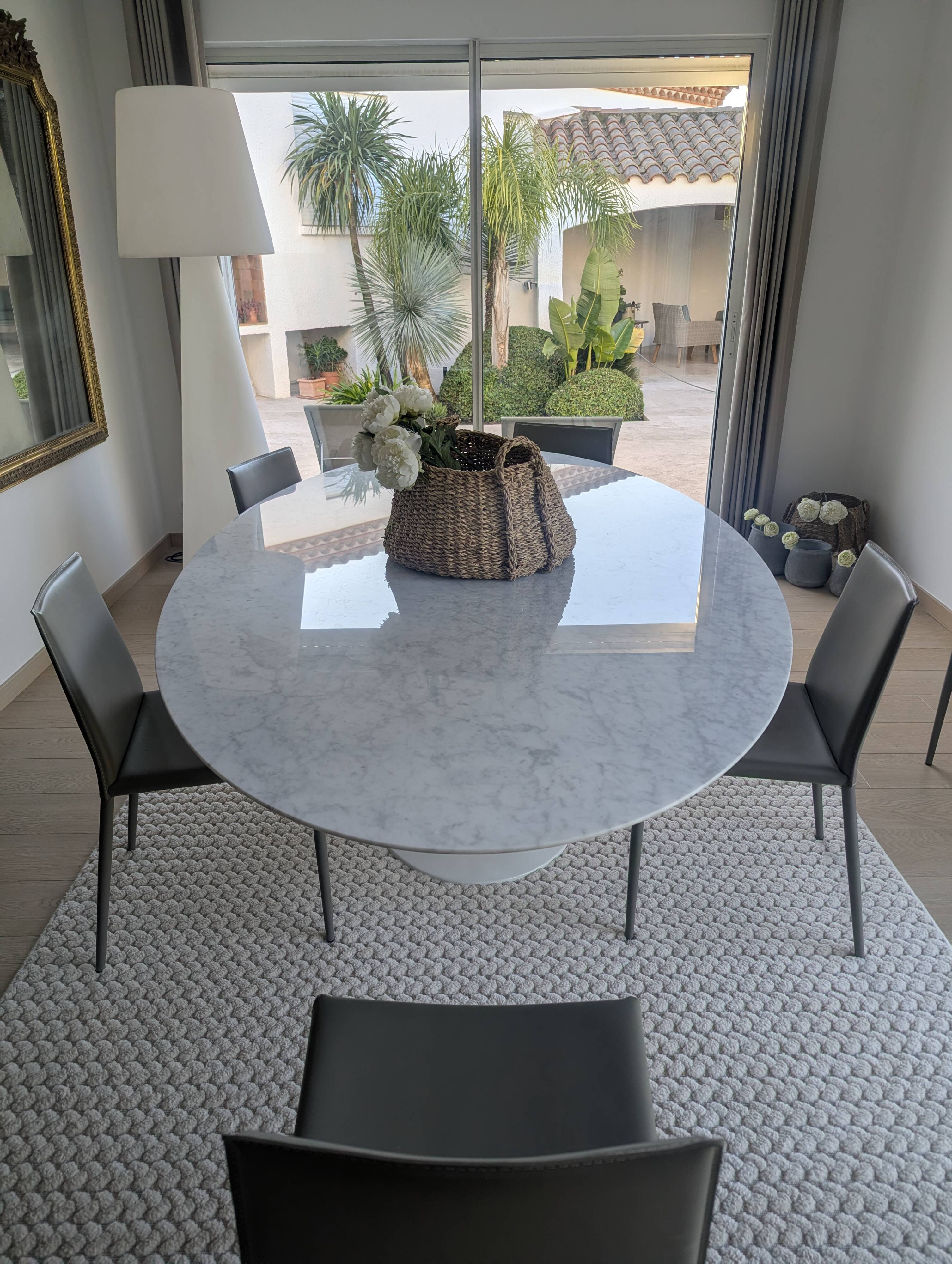 Tulip Oval XL Table Classic Design Italy inspired by Saarinen
