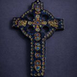 Glazed ceramic devotion cross – floral patterns